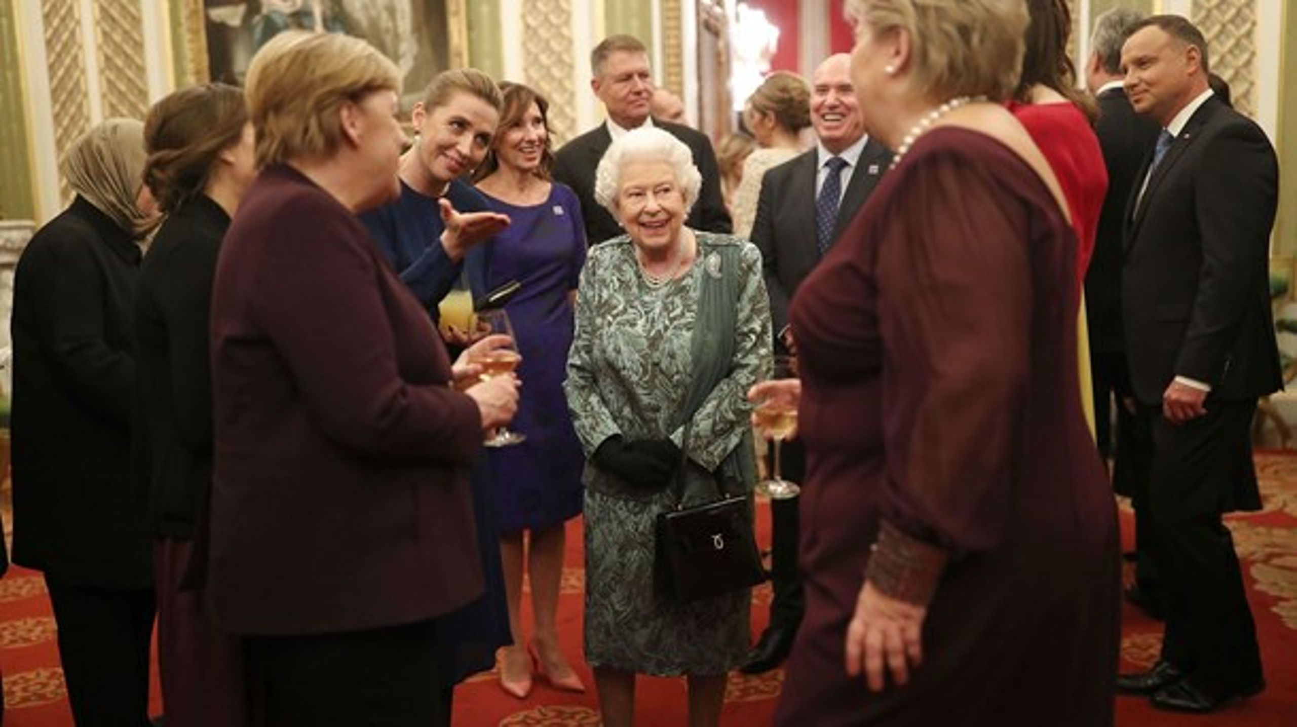Swinging London: Mette Frederiksen præsenterer Dronning Elizabeth II for Norges statsminister, Erna Solberg, mens kansler Merkel ser til under en reception på Buckingham Palace tirsdag aften.