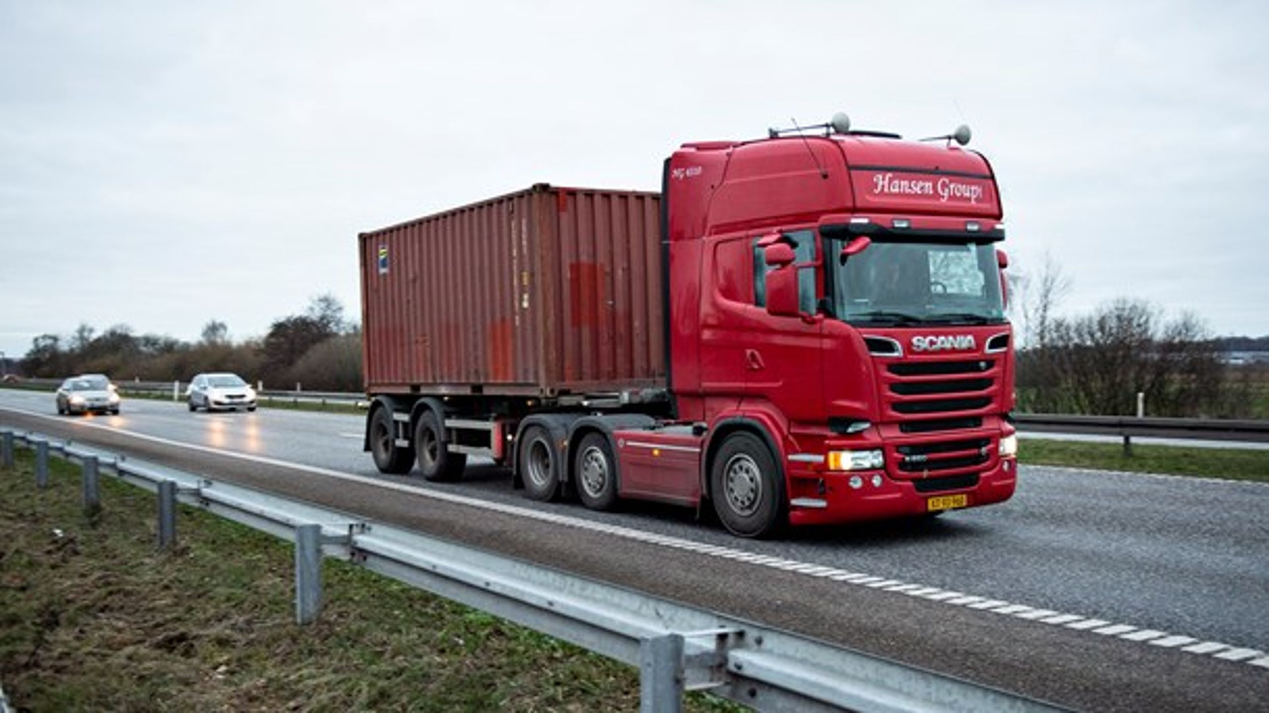 Lastbilschaufførernes forhold skal ikke blive offer for V's og DF's modstand til regeringen, skriver Erik Østergaard.&nbsp;