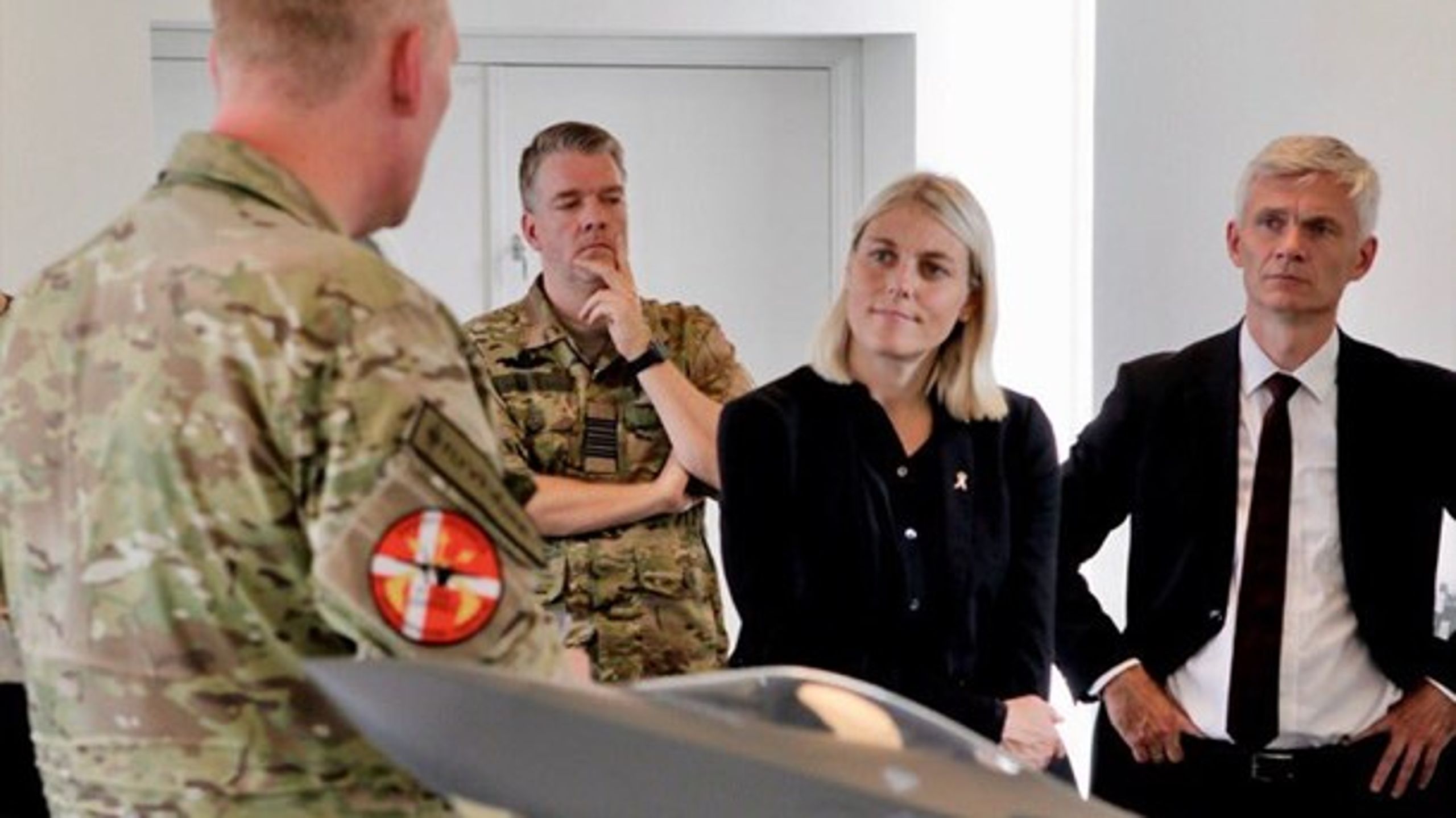 Forsvarsminister Trine Bramsen (nummer tre fra venstre) og departementschef Thomas Ahrenkiel (yderst til højre) under et besøg hos Forsvarsministeriets Materiel- og Indkøbsstyrelse.