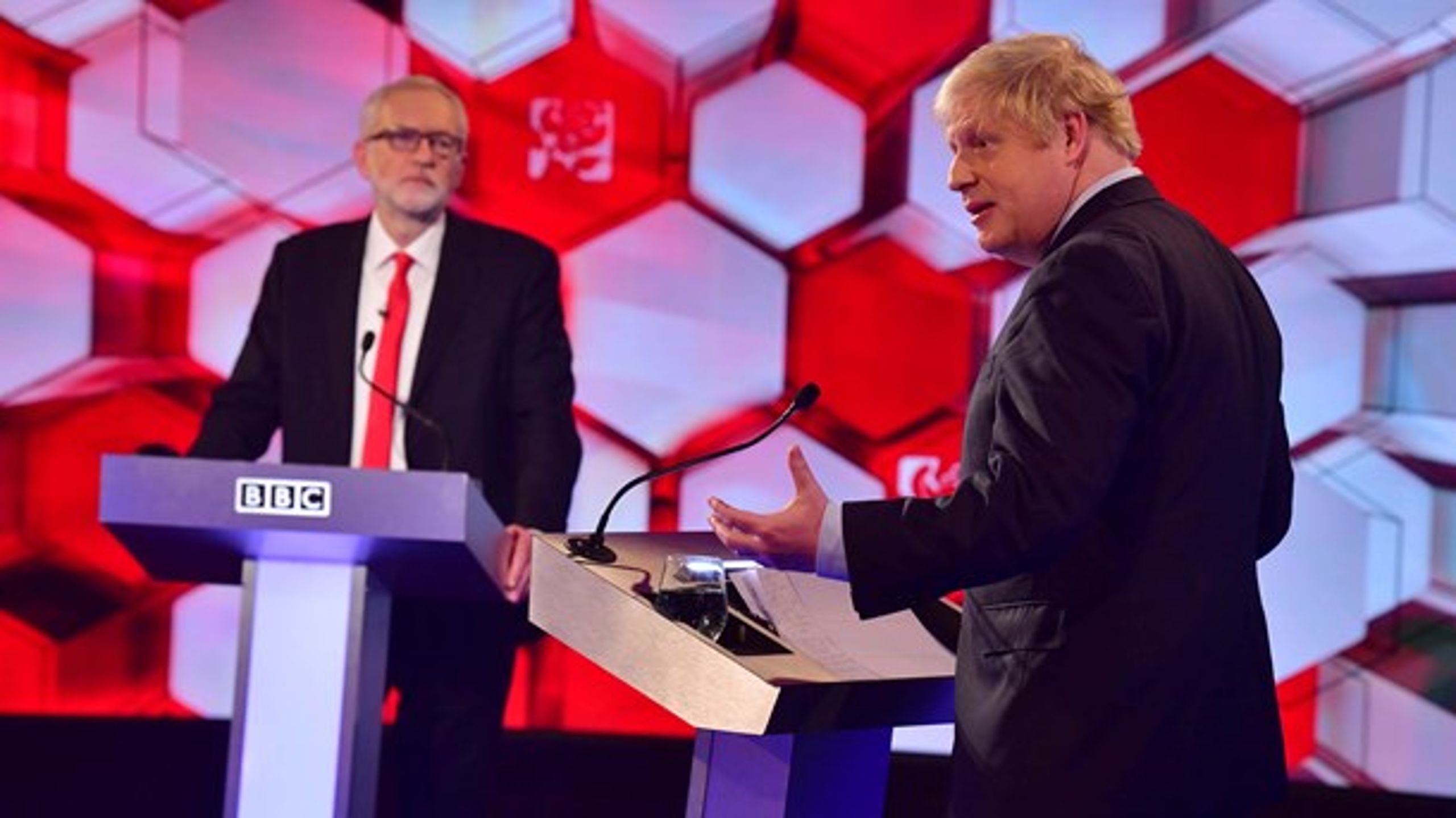 Fredag mødtes de to spidskandidater til en debat på BBC. Den endte ifølge seerne 52-48 til Johnson.