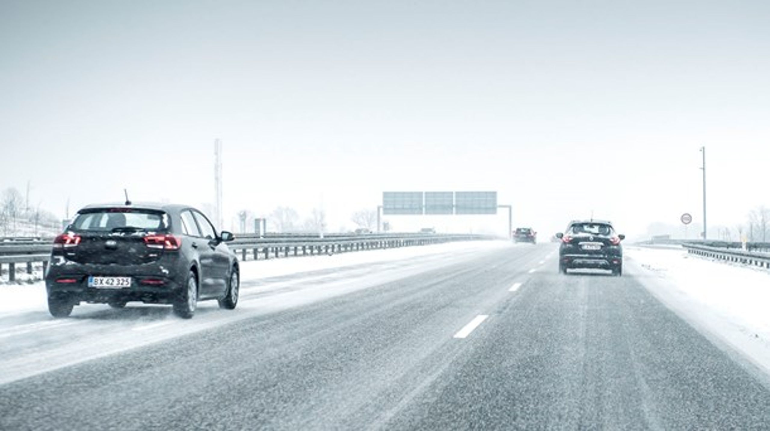 I Danmark er det tilladt at køre med sommerdæk, selv når der er høj sne på vejene. Dét vil Dækbranchen have ændret på.