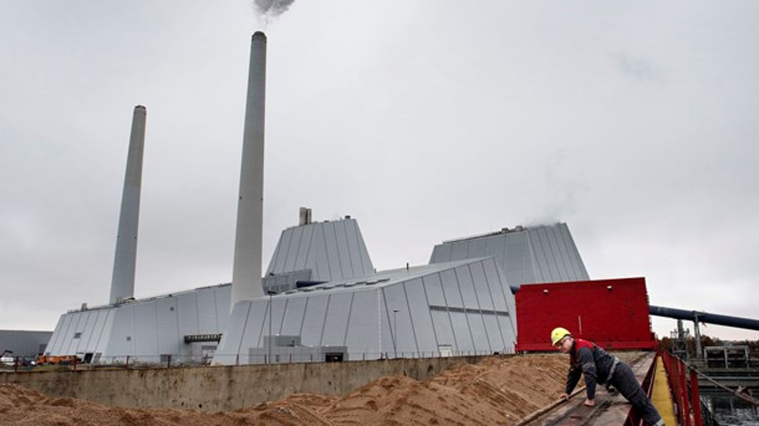 Vi udleder årligt ifølge Danmarks Statistik cirka 20 millioner ton CO2-ækvivalenter fra forskellige former for bioenergi, uden at dette overhovedet noteres i vores emissionsregnskab, skriver Jørgen Henningsen.