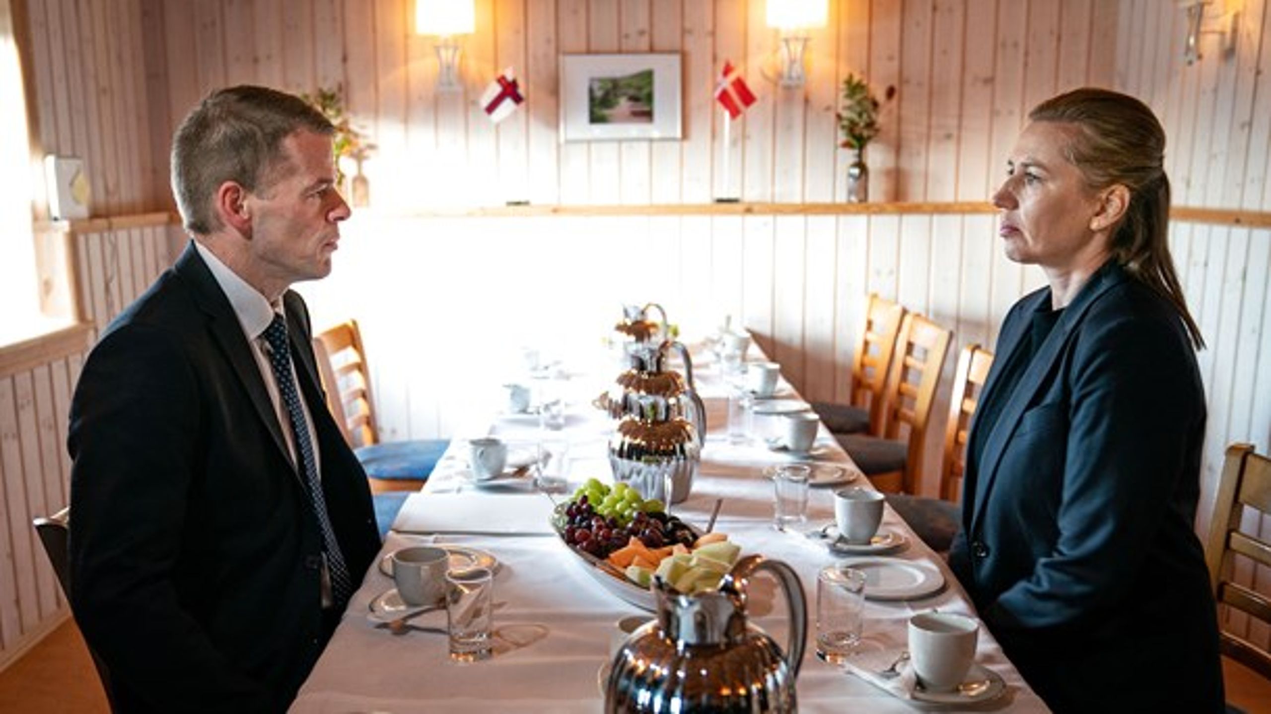 Færøernes lagmand, Bárður á Steig Nielsen (t.v.) og Danmarks, statsminister Mette Frederiksen (t.h.), på Færøerne i november 2019.