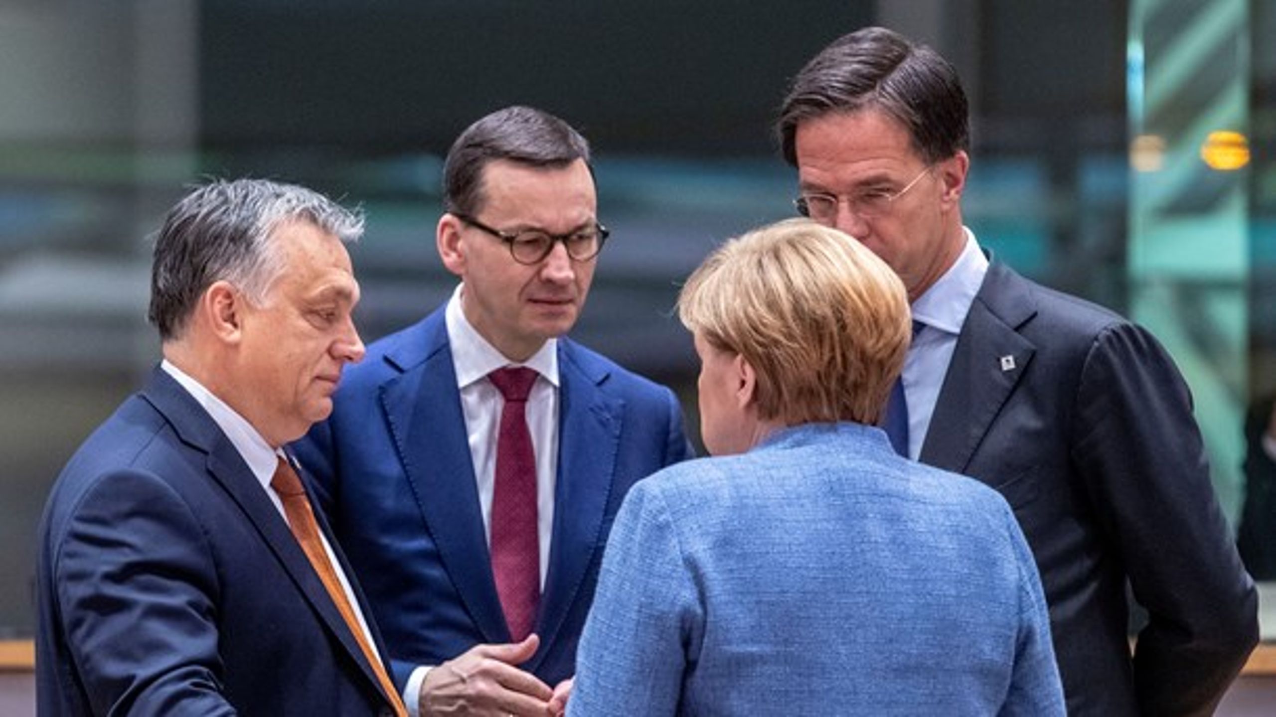 Torsdagens topmøde vil vise, om det lykkes for de andre stats- og regeringschefer at overbevise Ungarns premierminister&nbsp;Viktor Orbán (th.) og hans polske kollega&nbsp;Mateusz Morawiecki (i midten) om, at EU skal være klimaneutralt i 2050.