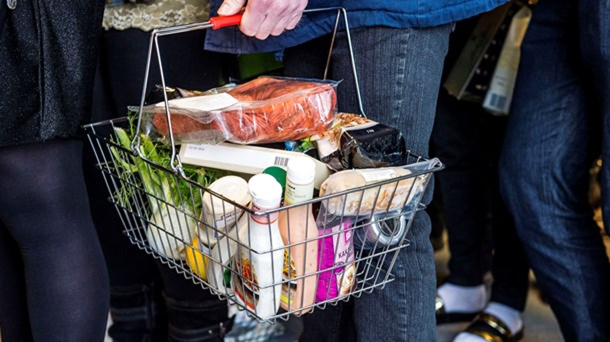 I London er et supermarked blevet indrettet af sundhedseksperter, der via såkaldt <i>nudging</i> skal få kunderne til i højere grad at putte de sunde varer i kurven, skriver Ulla Astman.