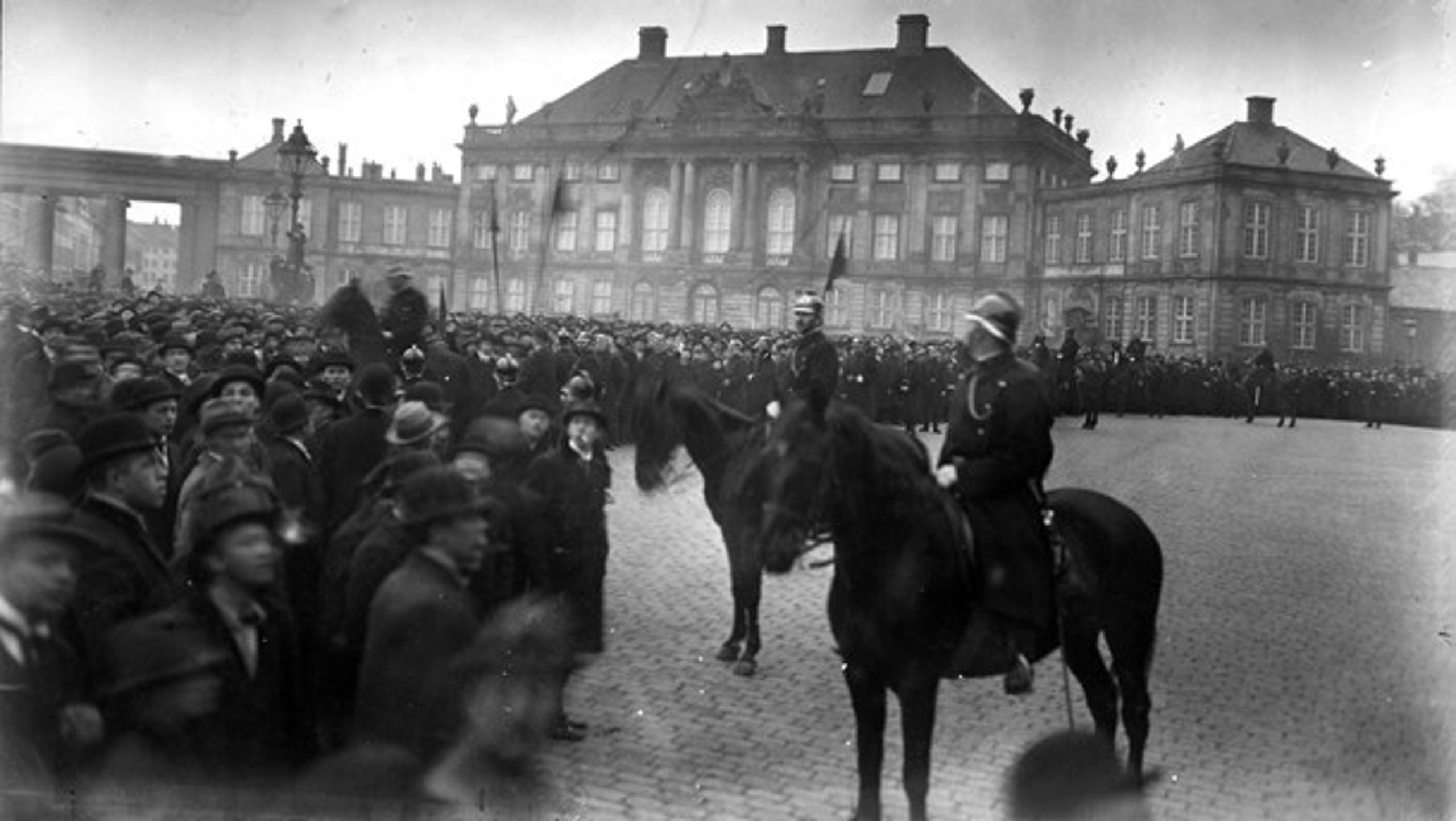 Foto fra Amalienborg under Påskekrisen i 1920, der førte til utallige demonstrationer.