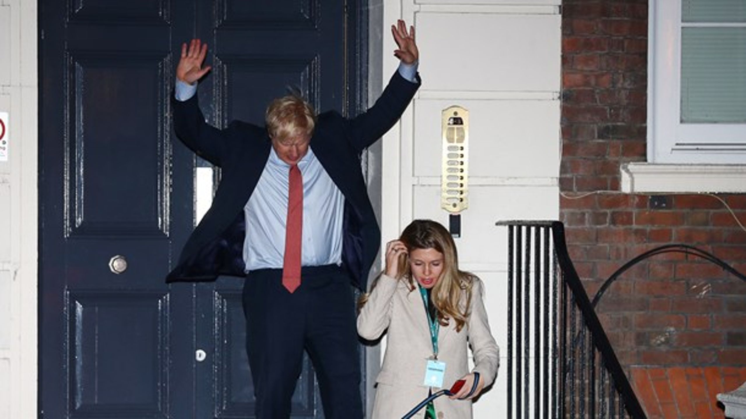 Den britiske premierminister, Boris Johnson, har gode grunde til at række armene i vejret, efter han har sikret sit partis bedste valgresultat siden 1980'erne.