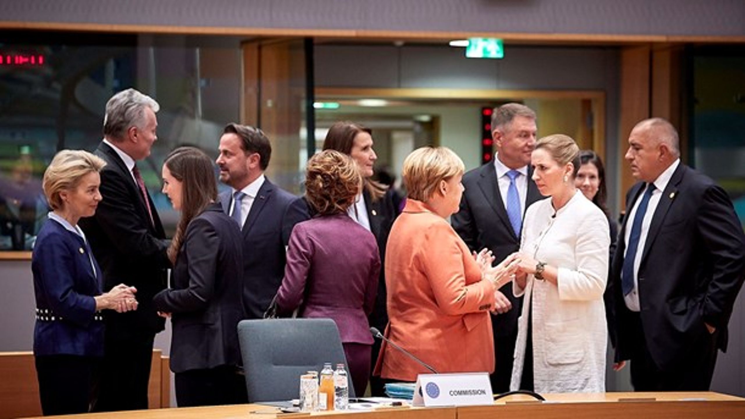 Statsminister Mette Frederiksen (S) i dyb samtale med Tysklands kansler Merkel, mens Finlands nye statsminister, Sanna Marin, diskuterer med kommissionsformand Ursula von der Leyen (t.v.)
