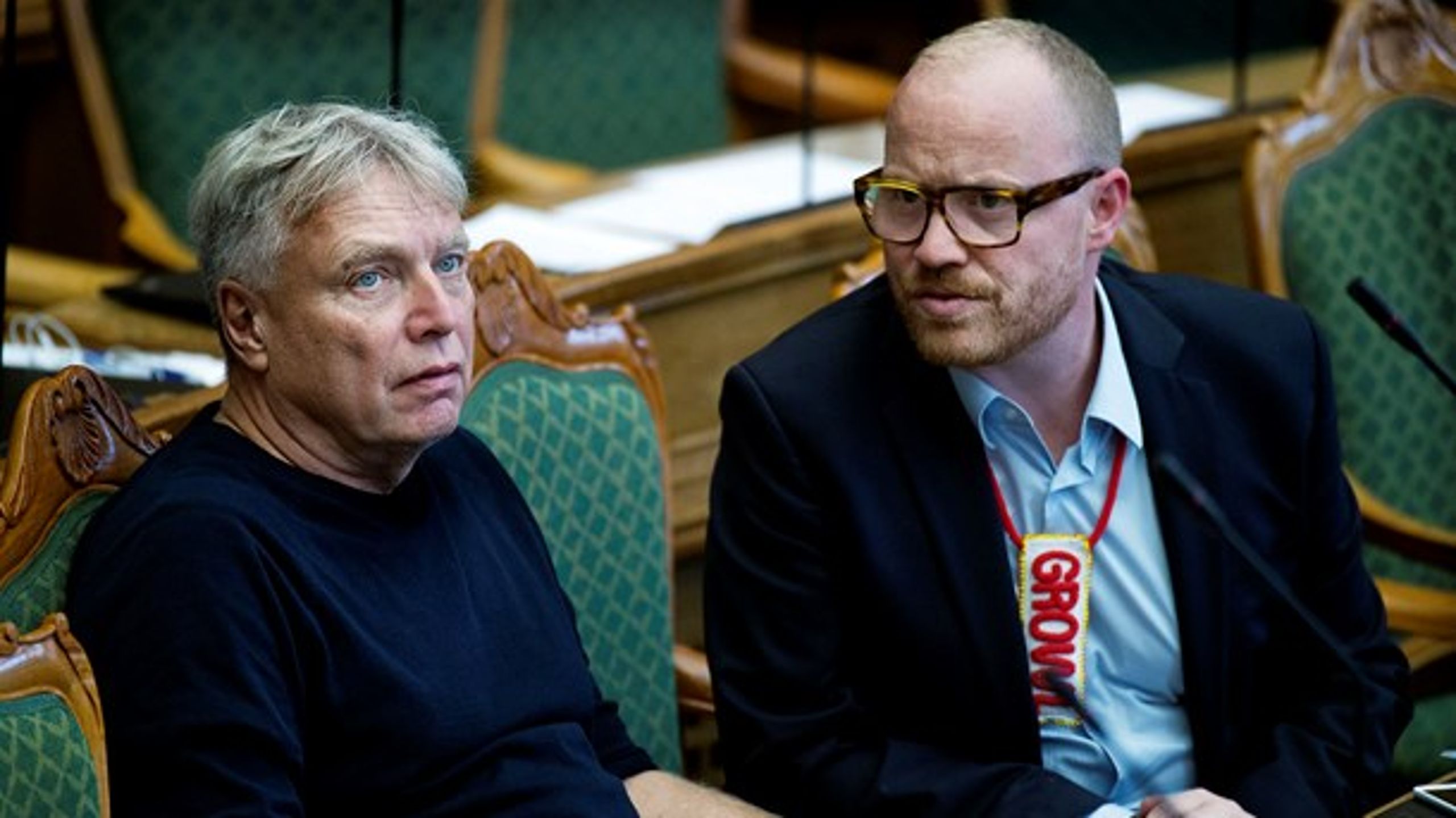 Rasmus Nordqvist (th.) vil være ny politisk leder af Alternativet, når Uffe Elbæk (tv.) træder tilbage til februar.