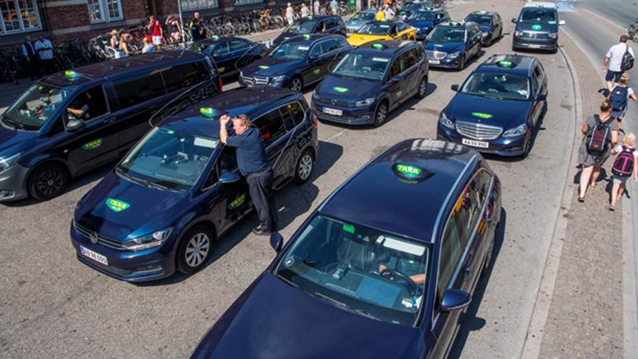 Vognmændene er klar til grønne taxaer, men i dag er det for dyrt for de enkelte, skriver taxadirektør Gert Frost.&nbsp;