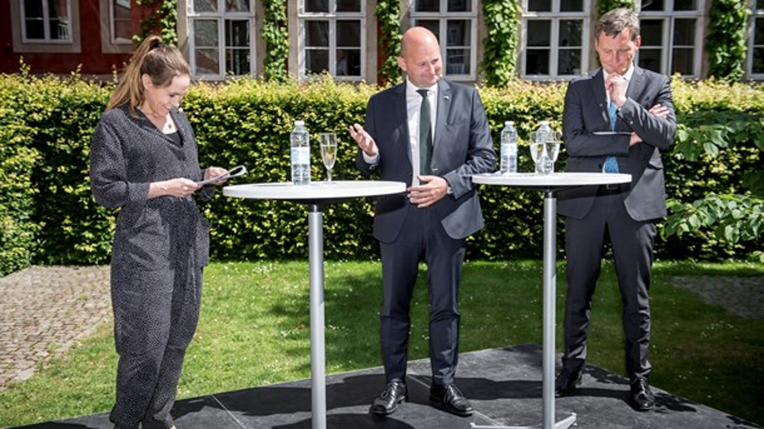 Barbara Bertelsen (til venstre) har tidligere været departementschef i Justitsministeriet. Her siger hun farvel til sin forhenværende chef Søren Pape Poulsen (K) og goddag til sin nye, Nick Hækkerup (S).&nbsp;