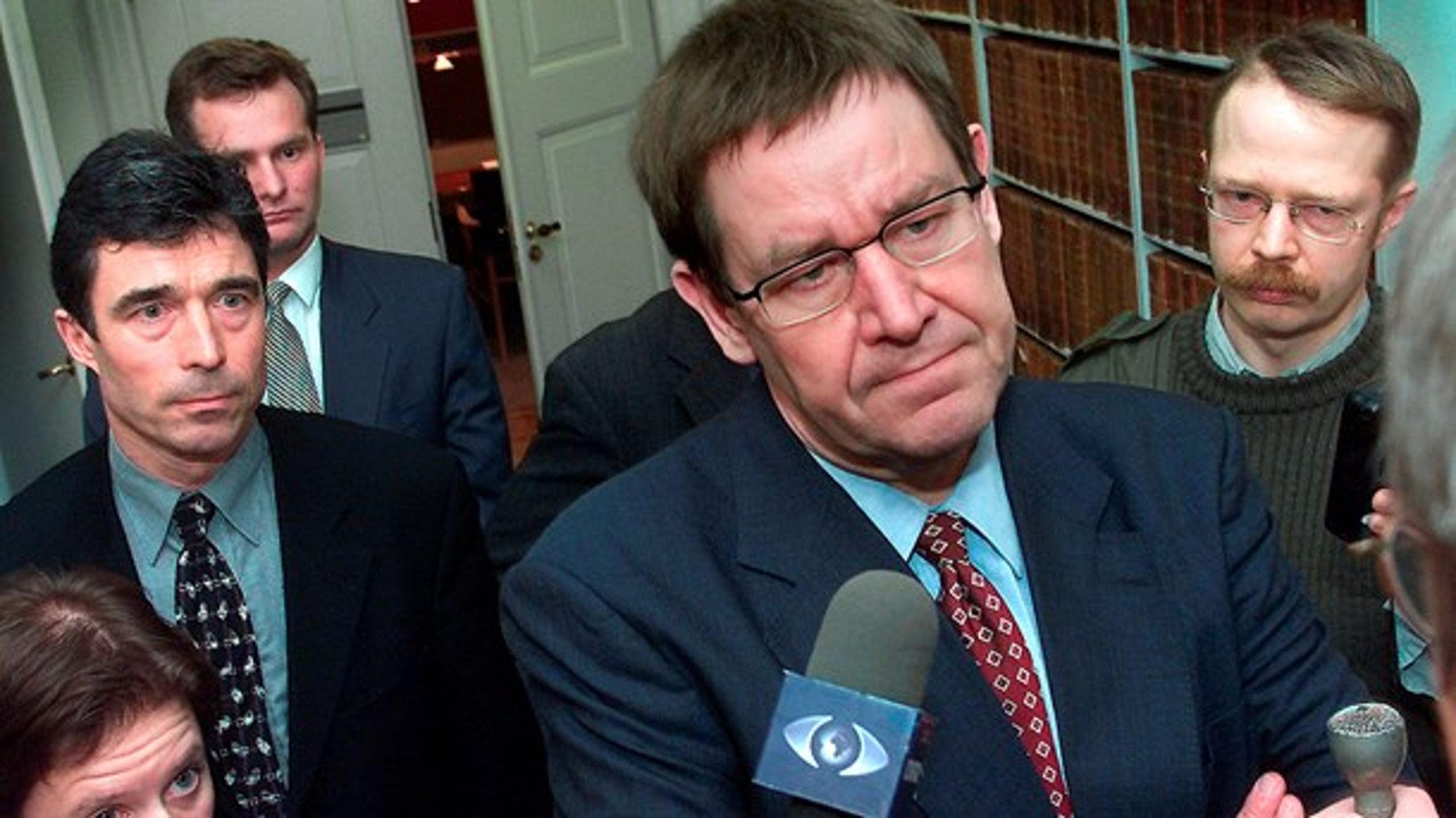 Venstres formand Anders Fogh Rasmussen og statsminister Poul Nyrup Rasmussen efter i mødet i Udenrigspolitisk Nævn, februar 2000, hvor man drøftede EU's holdning til østrigsk regeringsdannelse med eventuel deltagelse af det højrenationale 'Frihedspartiet'.