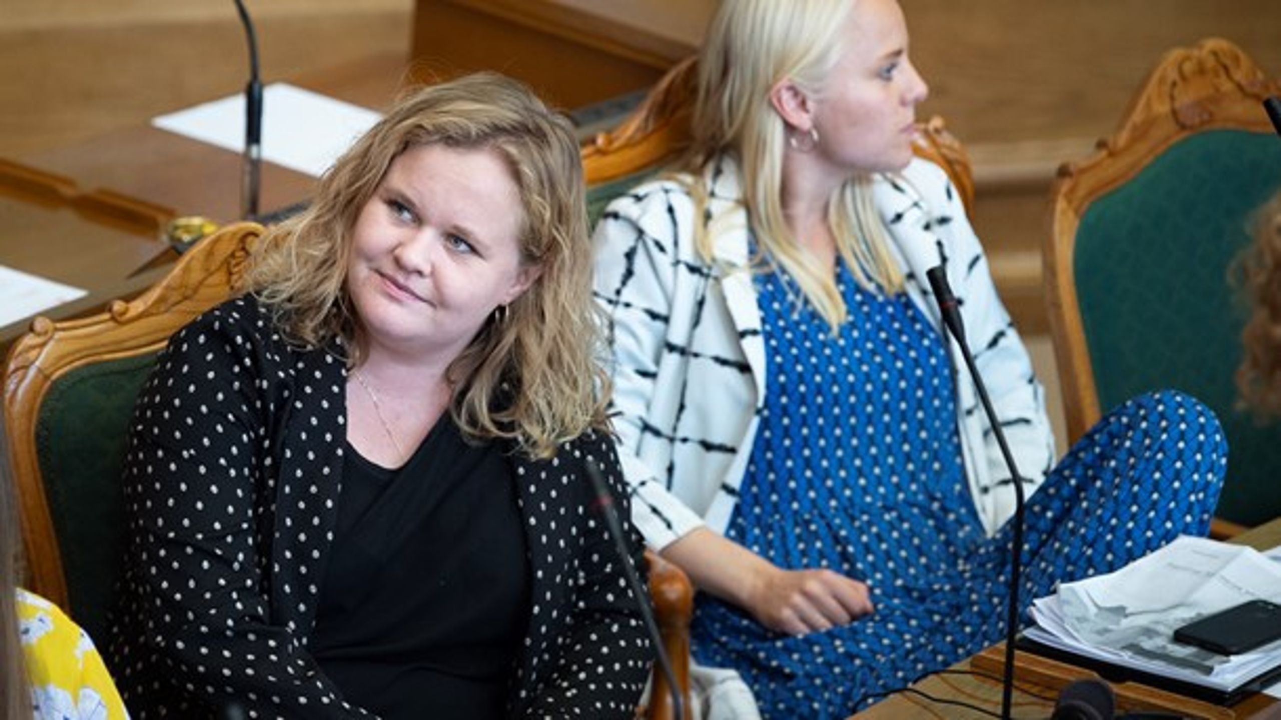 Fra venstre: Astrid Carøe og Signe Munk
fra SF under åbningsdebatten i Folketinget, oktober 2019.