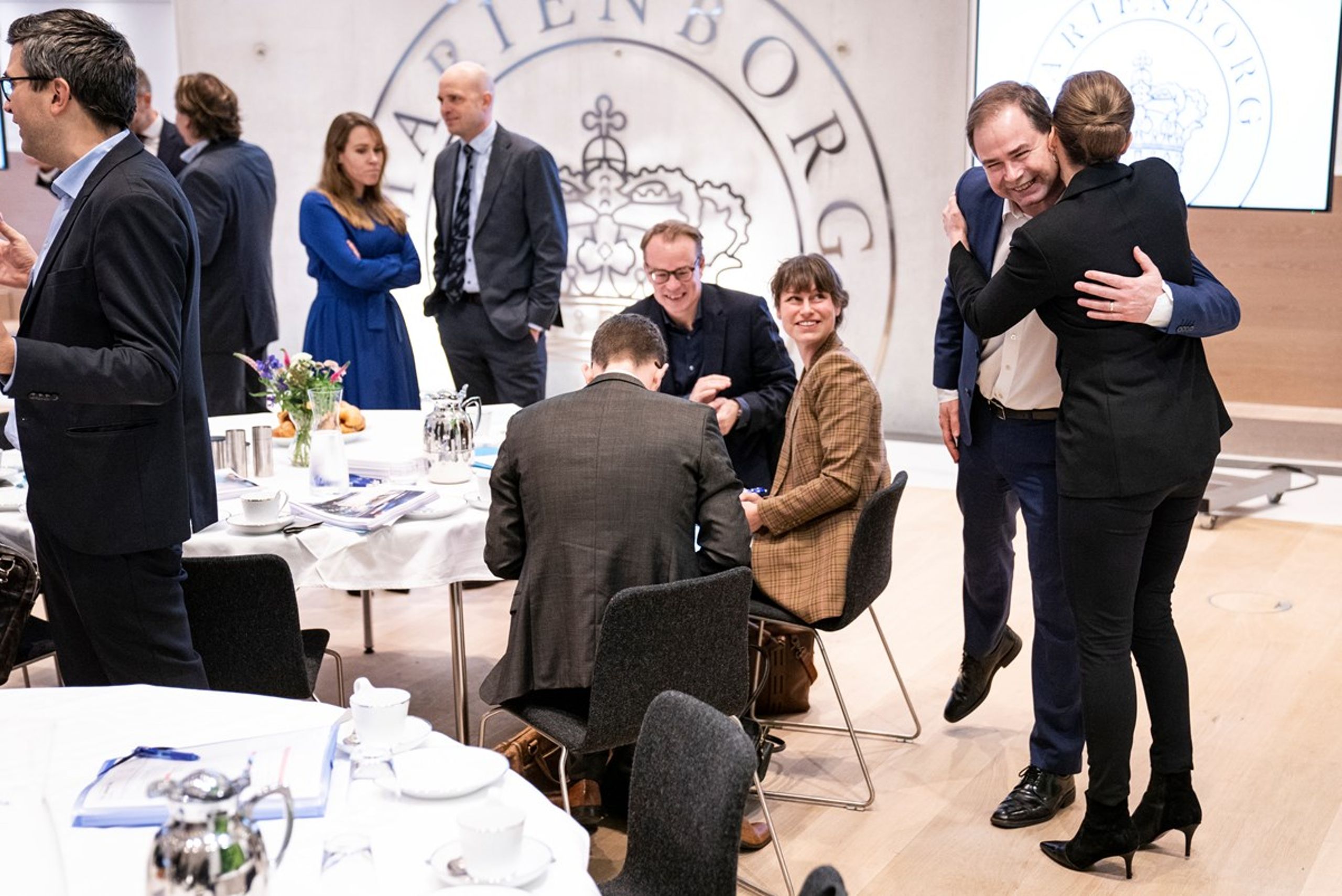 Barbara Bertelsen (bagerst i midten i blå kjole) havde første arbejdsdag mandag, hvor regeringen holdt seminar på Marienborg.&nbsp;