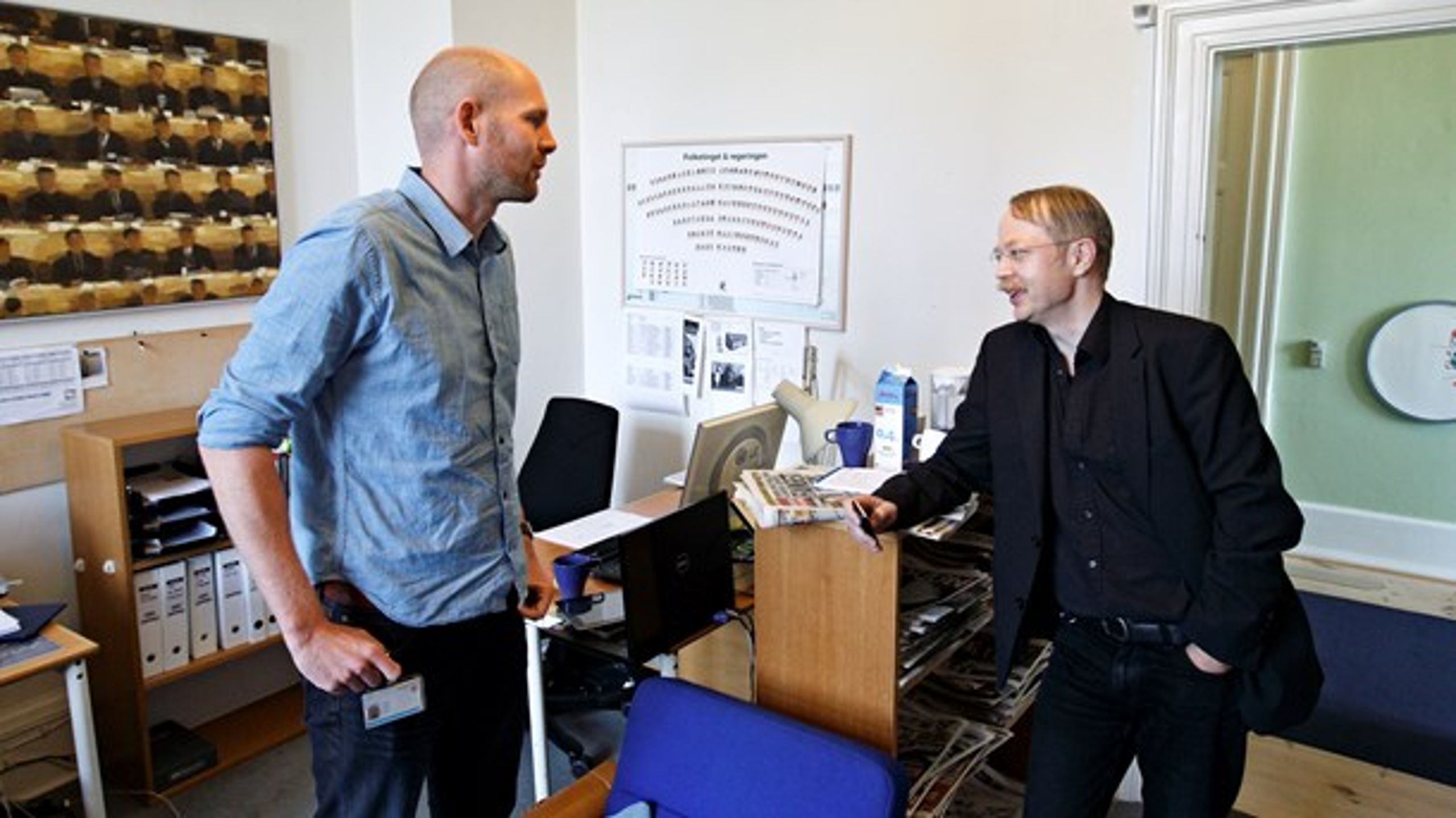 Redaktionschef Anders Jerking og politisk journalist Erik Holstein vender solonyheden om Søvndals afgang, september 2012