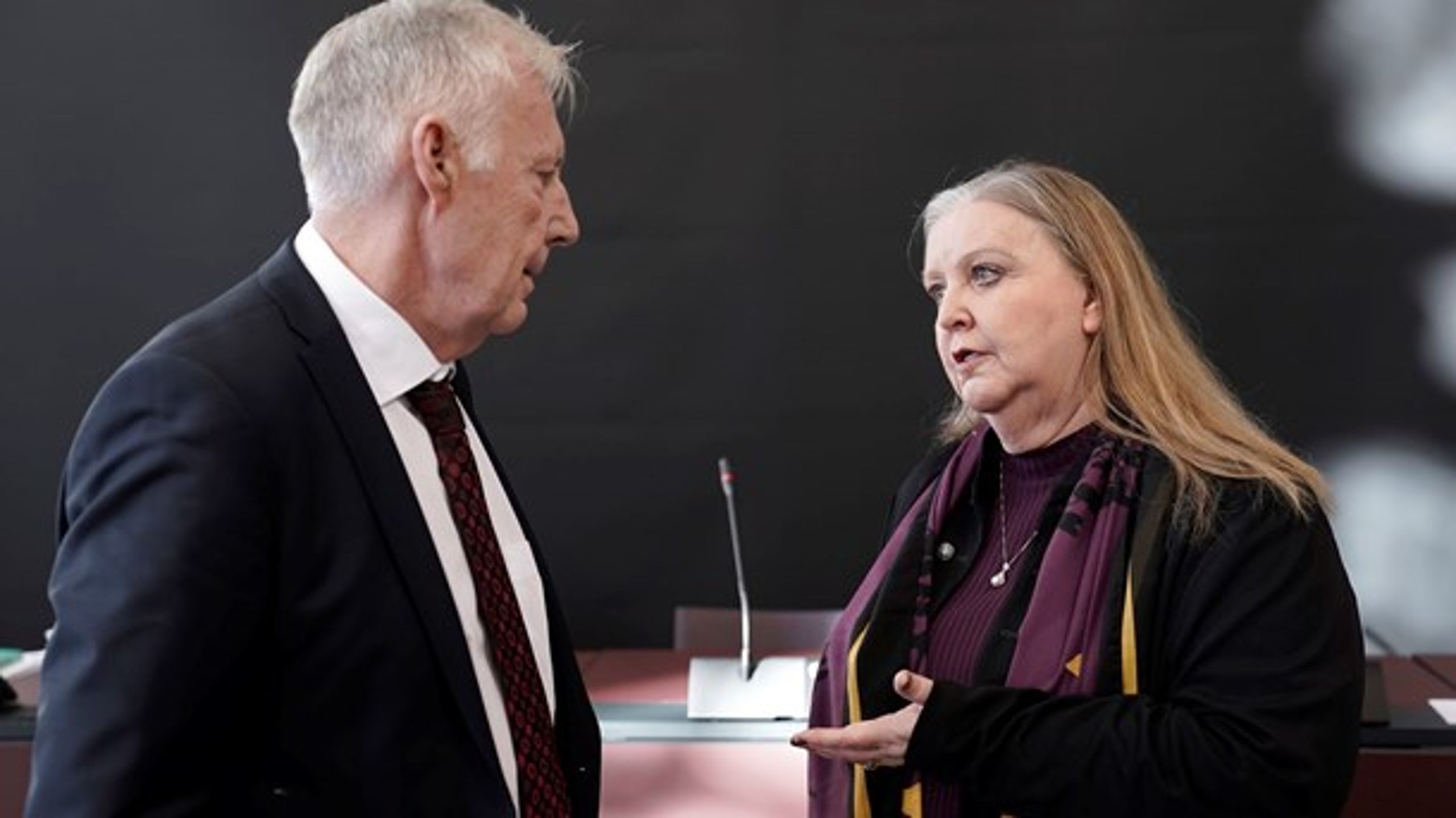 Folketingets formand, Henrik Dam Kristensen (S), og Demokratikommissionens formand, Lisbeth Knudsen, under lanceringen af kommissionens betænkning 22. januar.