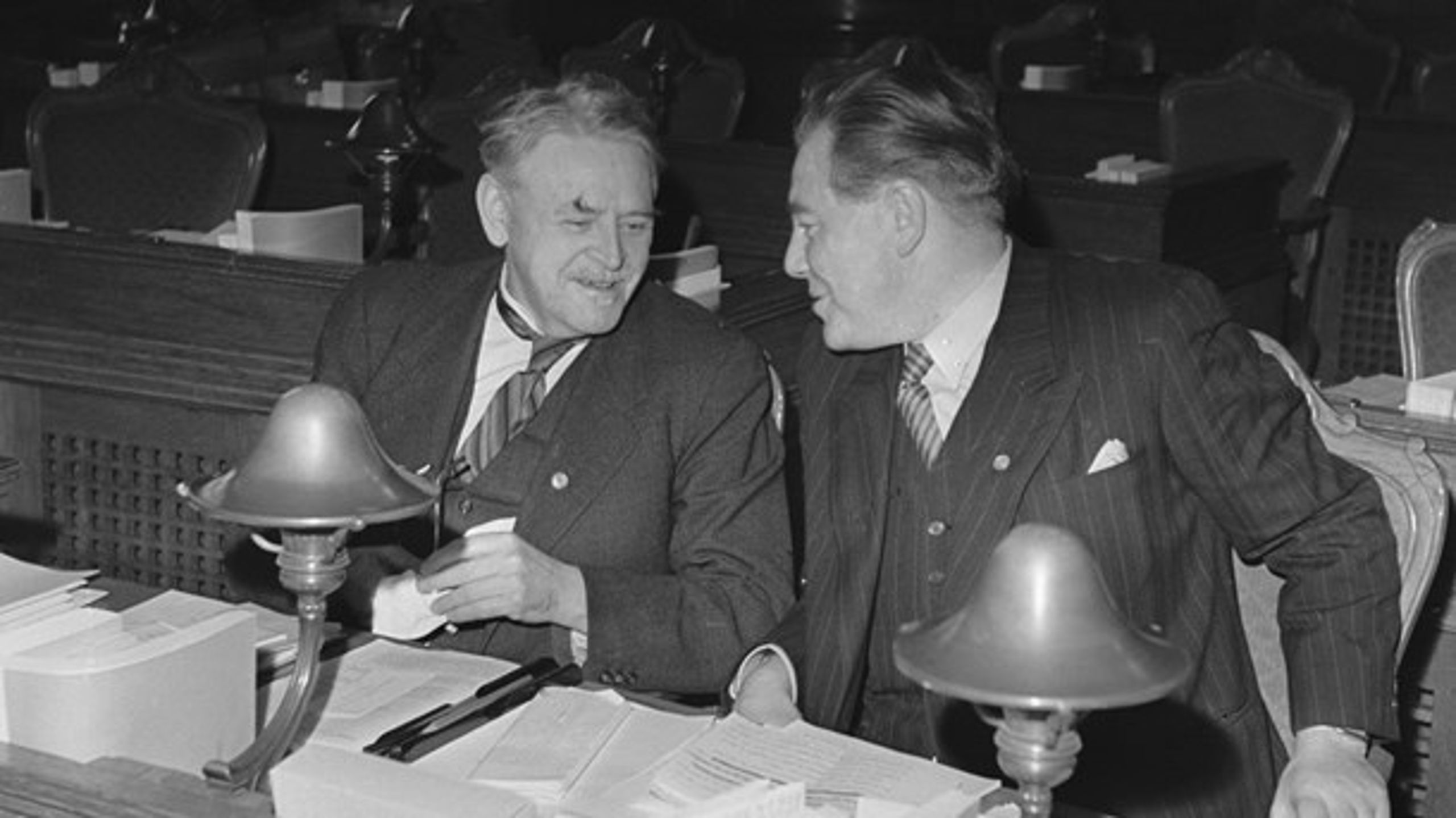 Socialdemokraten Vilhelm Buhl til venstre med Hans Hedtoft (S).