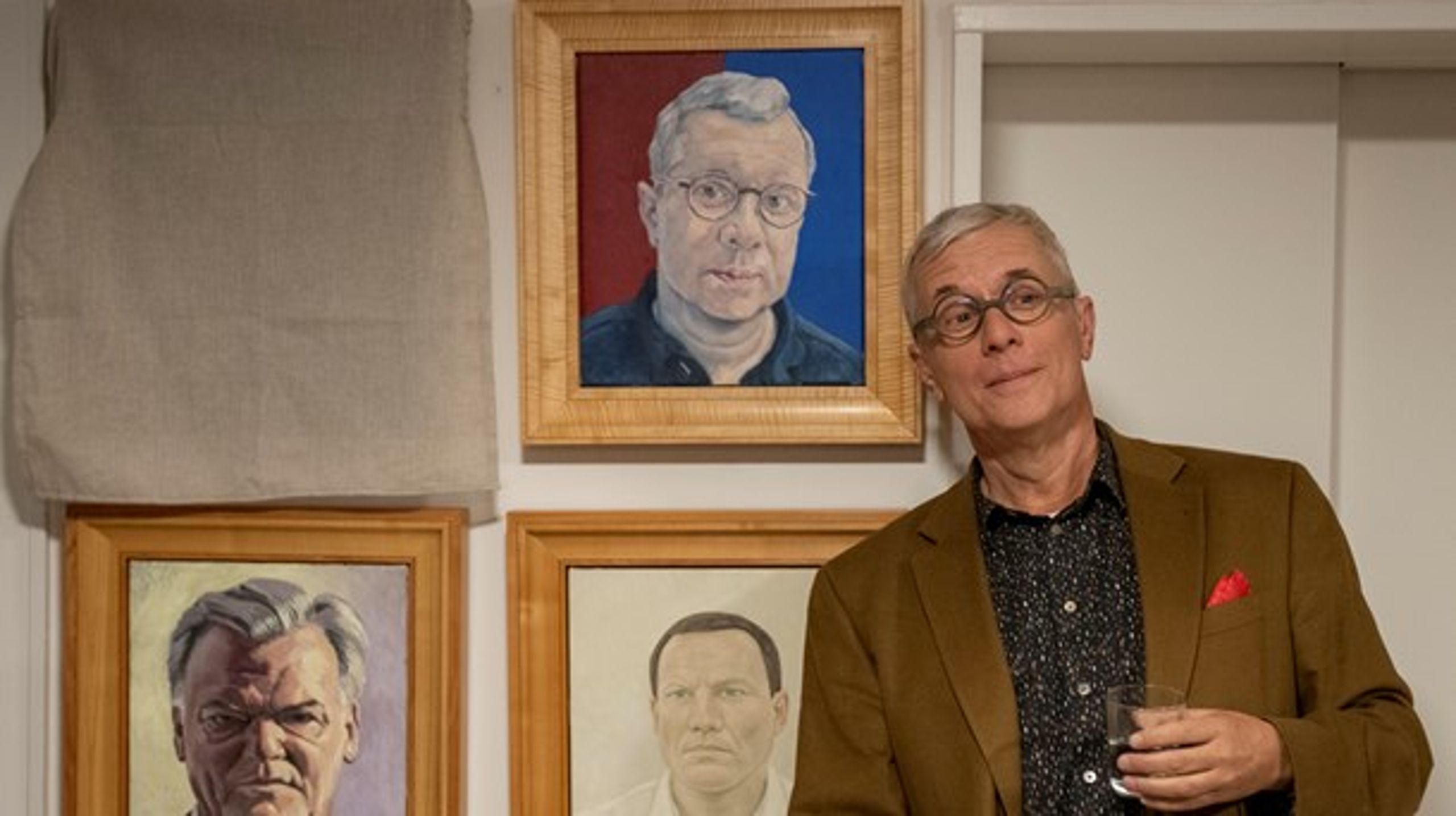 Altingets ejer, Rasmus Nielsen, stiller op til foto ved siden af sit portræt malet af kunstneren Michael Kvium.&nbsp;