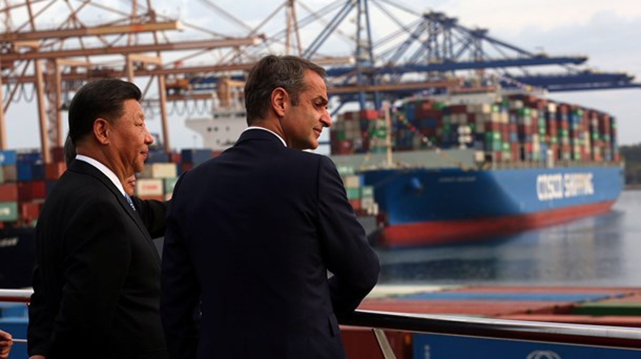 I Grækenland har den&nbsp;statsejede kinesiske virksomhed Cosco opkøbt landets største havn, Piræus. Her ses Kinas præsident, Xi Jinping, og Grækenlands premierminister, Kyriakos Mitsotakis.