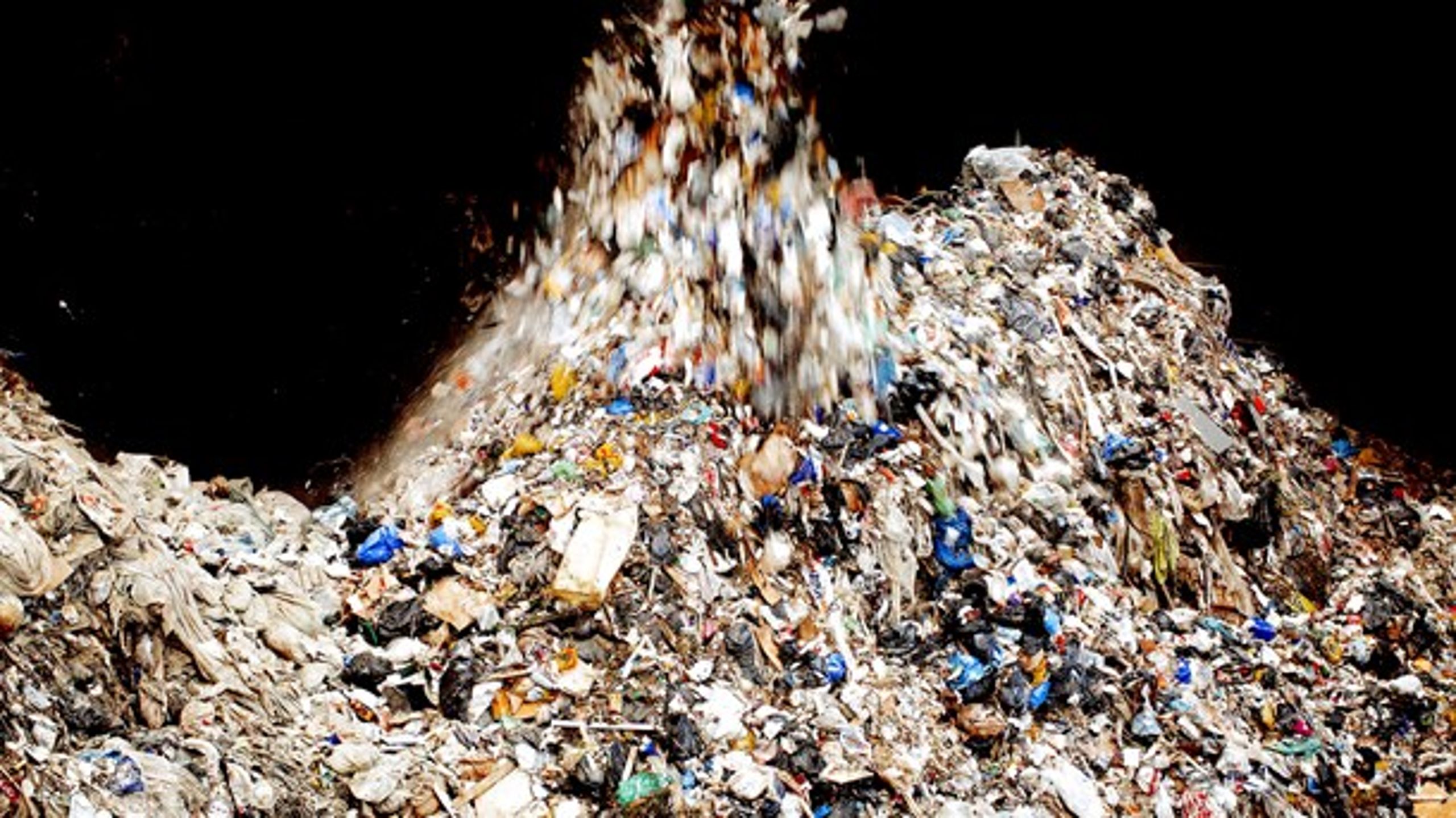 Plastafgiften bør helt droppes på de genanvendelige materialer, skriver Dansk Erhverv og Ragn-Sells.
