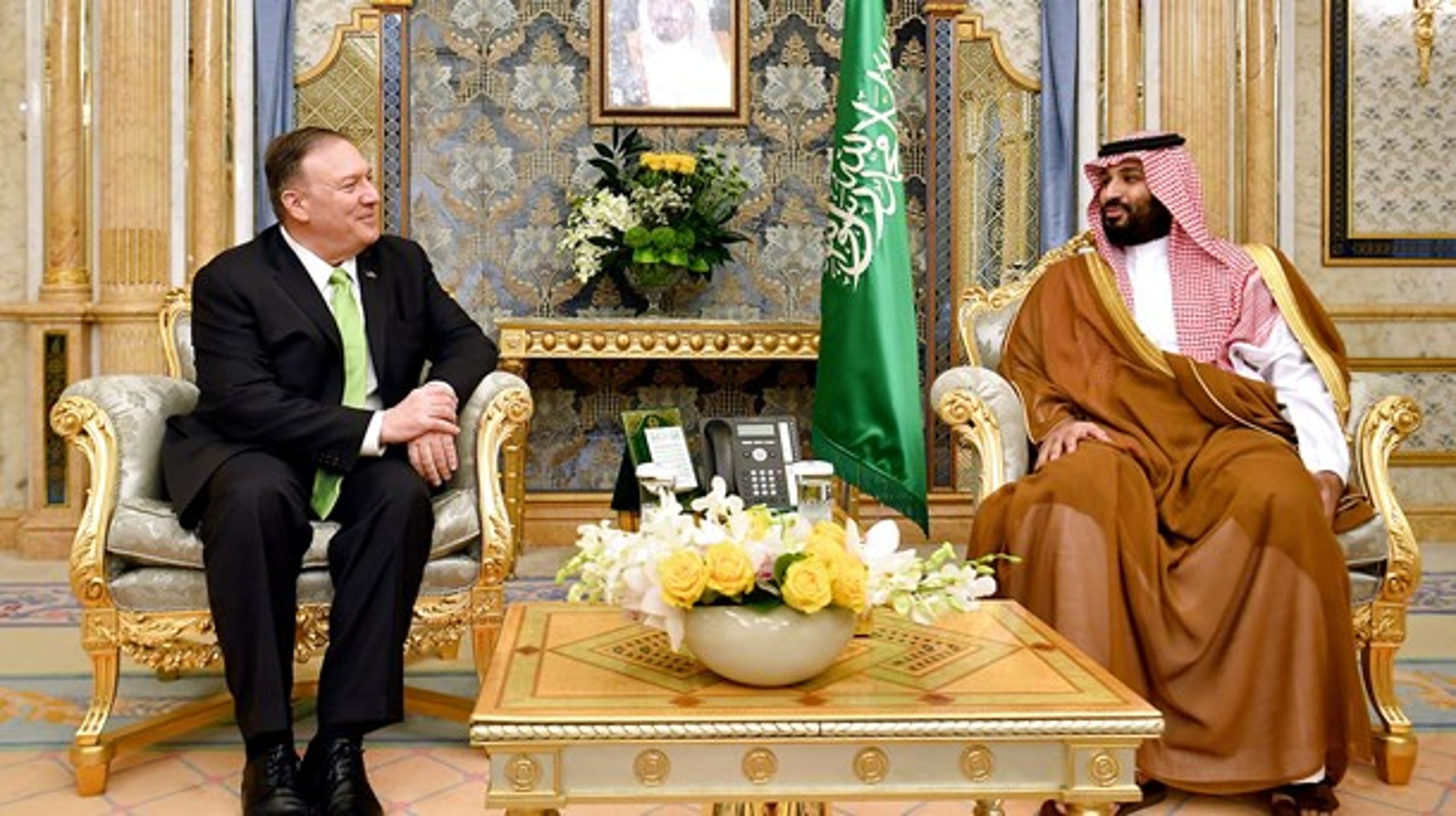 Saudierne undgår sanktioner og boykotkampagner på grund af deres årelange alliance med USA, skriver Adam Holm (På billedet: USA's udenrigsminister, Mike Pompeo, og den saudiske kronprins, Mohammed bin Salman).