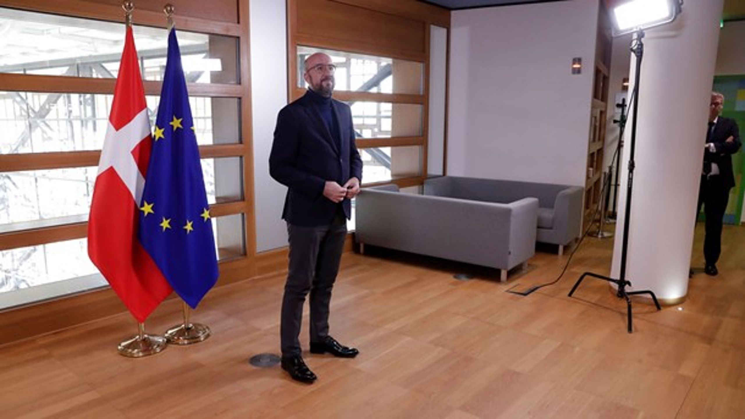 EU's rådsformand, Charles Michel, venter på statsminister Mette Frederiksen.
