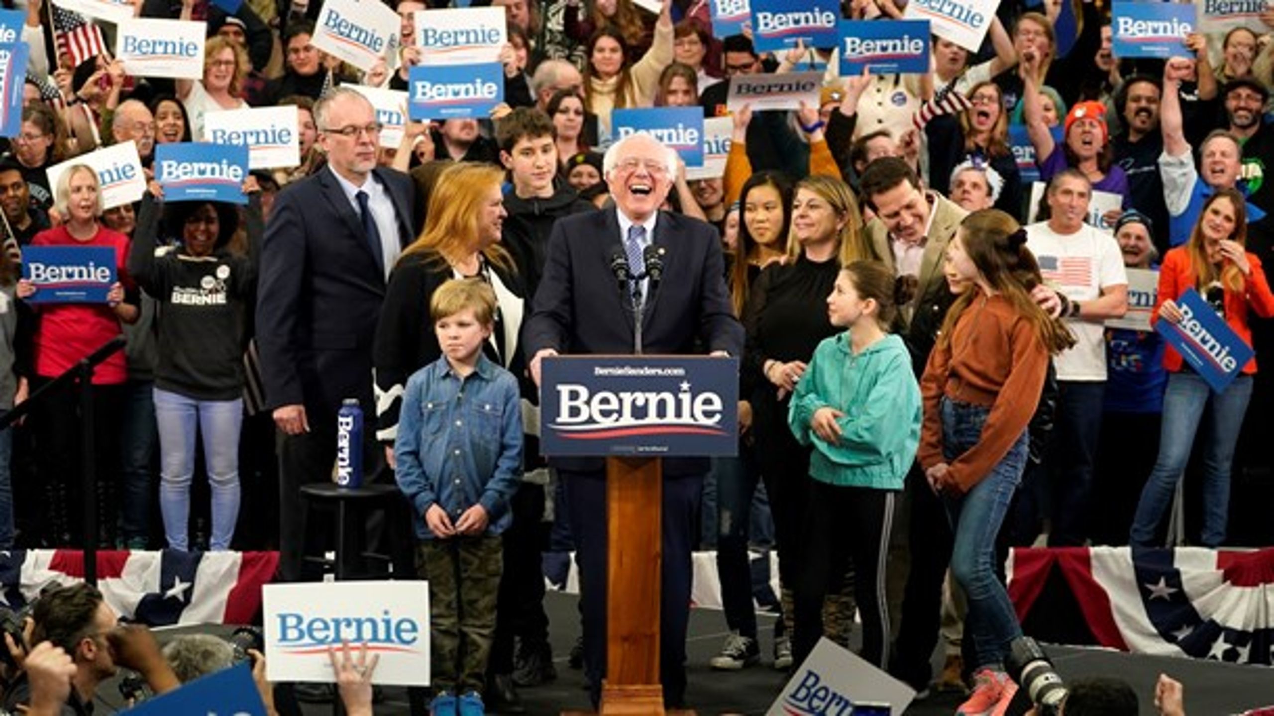 Bernie Sanders sejr i New Hampshire er den tætteste siden 1972, og de tre, som ligger efter Sanders, er usædvanligt tætte. Normal politisk logik er ude af spil, skriver David Trads.