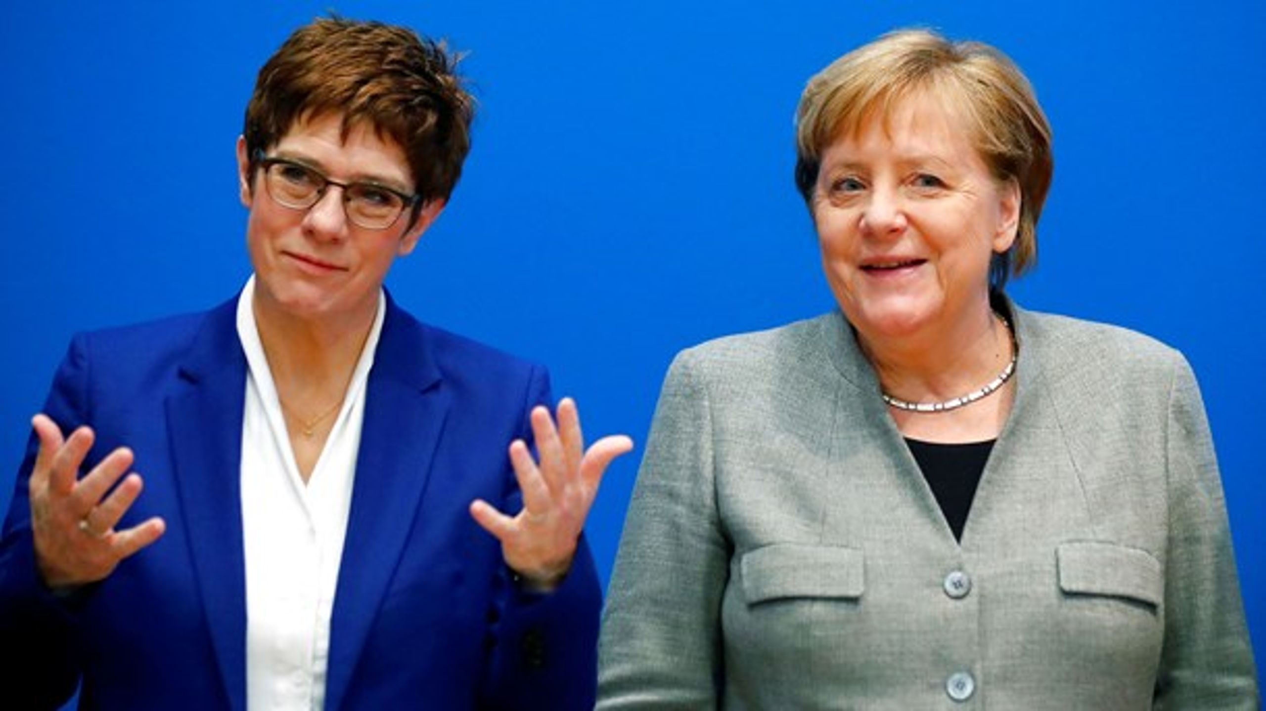 Annegret Kramp-Karrenbauer (t.v.) opgiver at efterfølge Merkel.