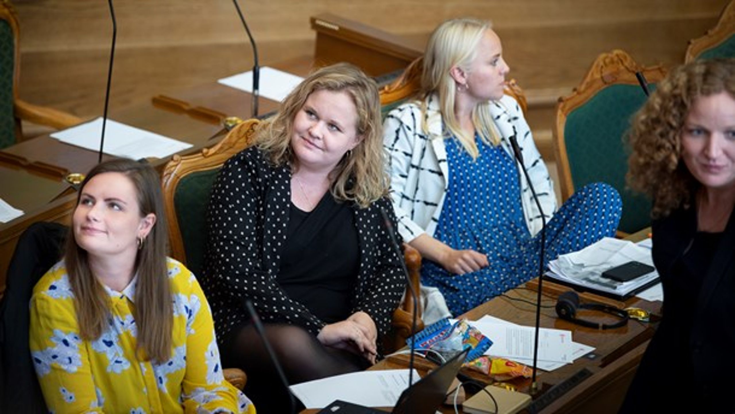 Hver forælder skal have øremærket tre måneders barsel&nbsp;efter fødslen, skriver SF's ligestillingsordfører, Astrid Carøe (i midten).