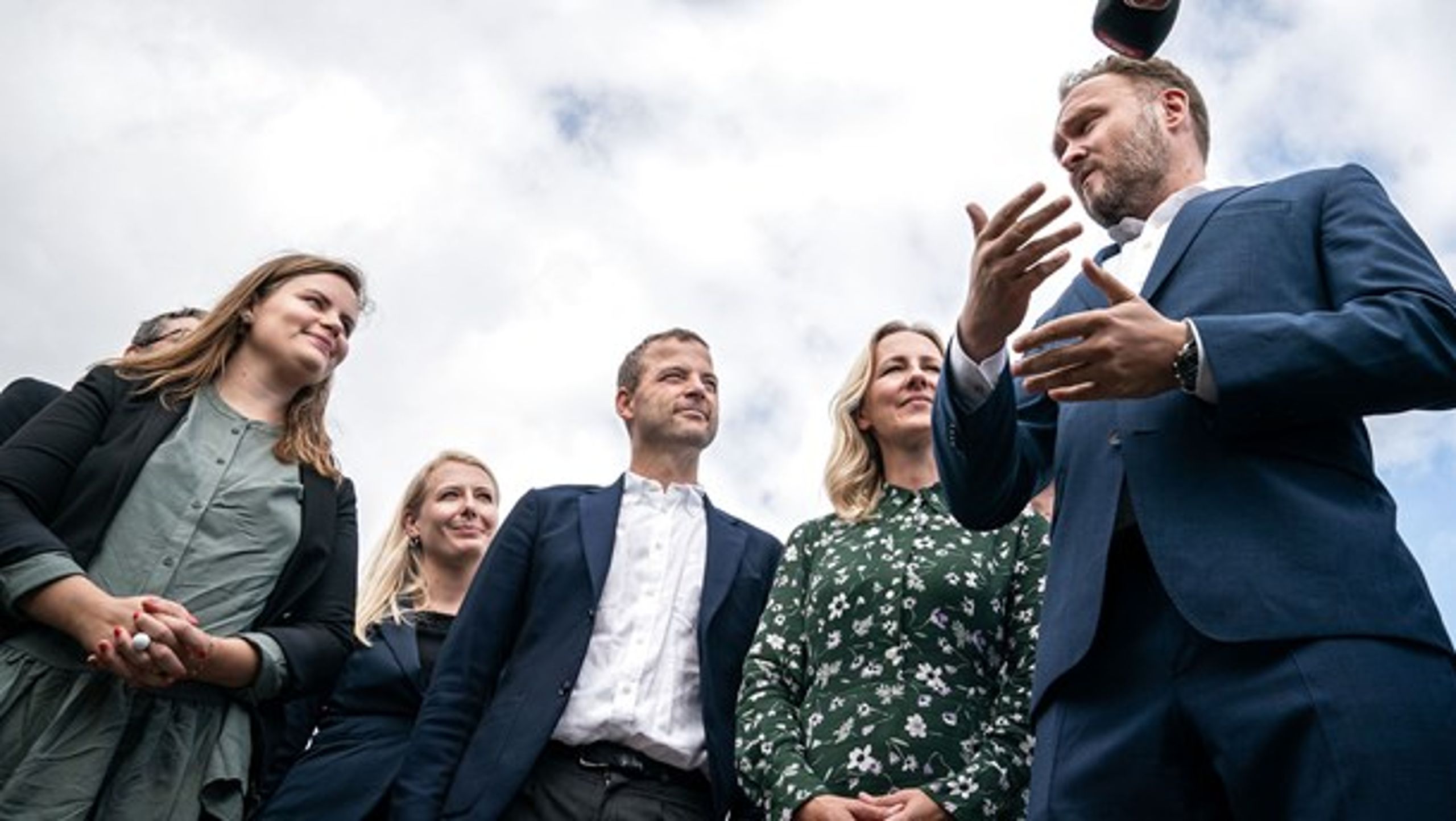 Klimaminister Dan Jørgensen (S) sammen med Anne Paulin (S) og partierne bag forståelsespapiret, da drøftelserne om klimaloven blev indledt 3. september 2019.