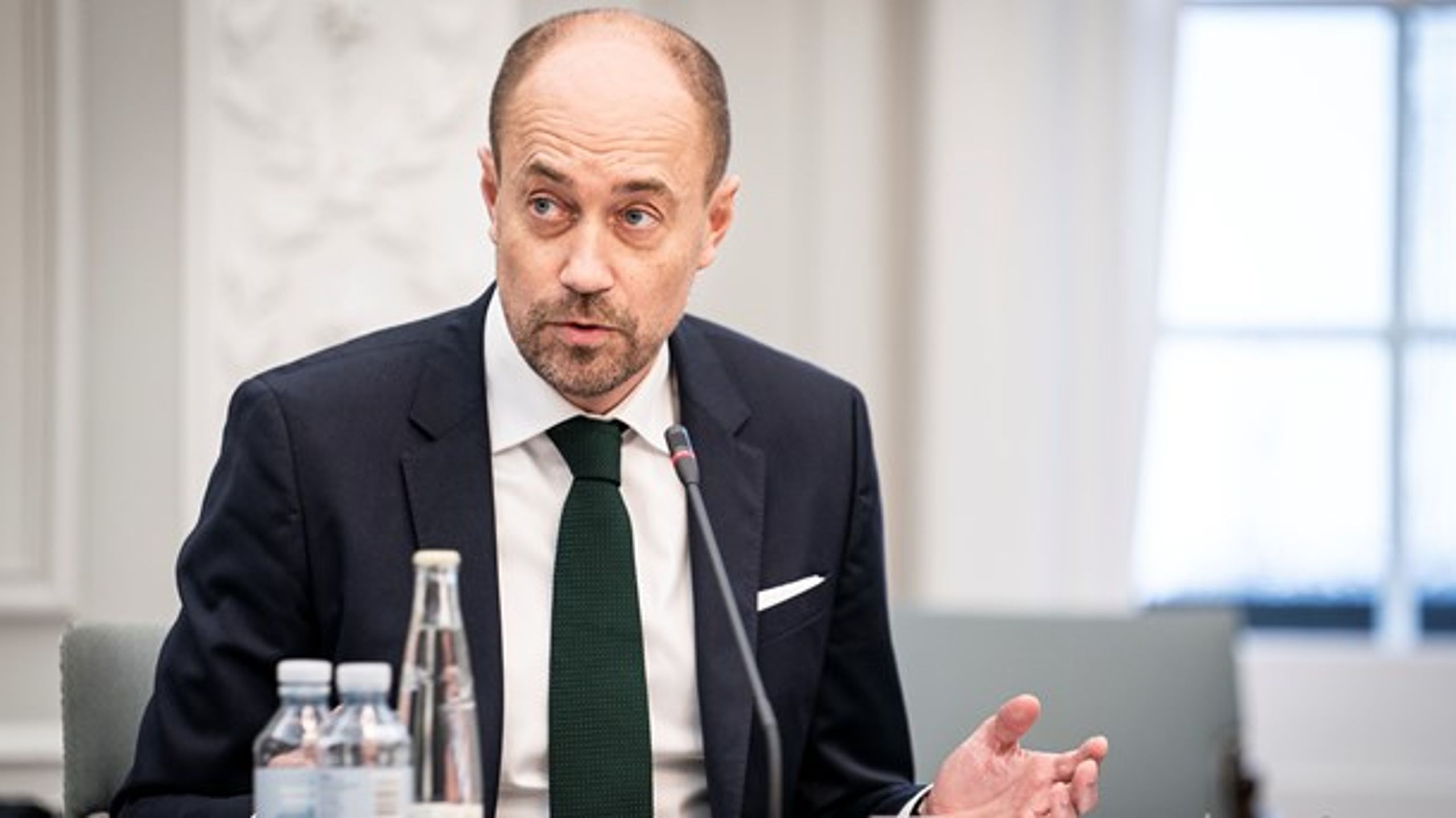 Sundhedsminister Magnus Heunicke (S) vil lave et menukort over mulige initiativer fremfor en konkret og seriøs strategi, der sigter på at udrydde hepatitis C, mener Brugernes Akademi.