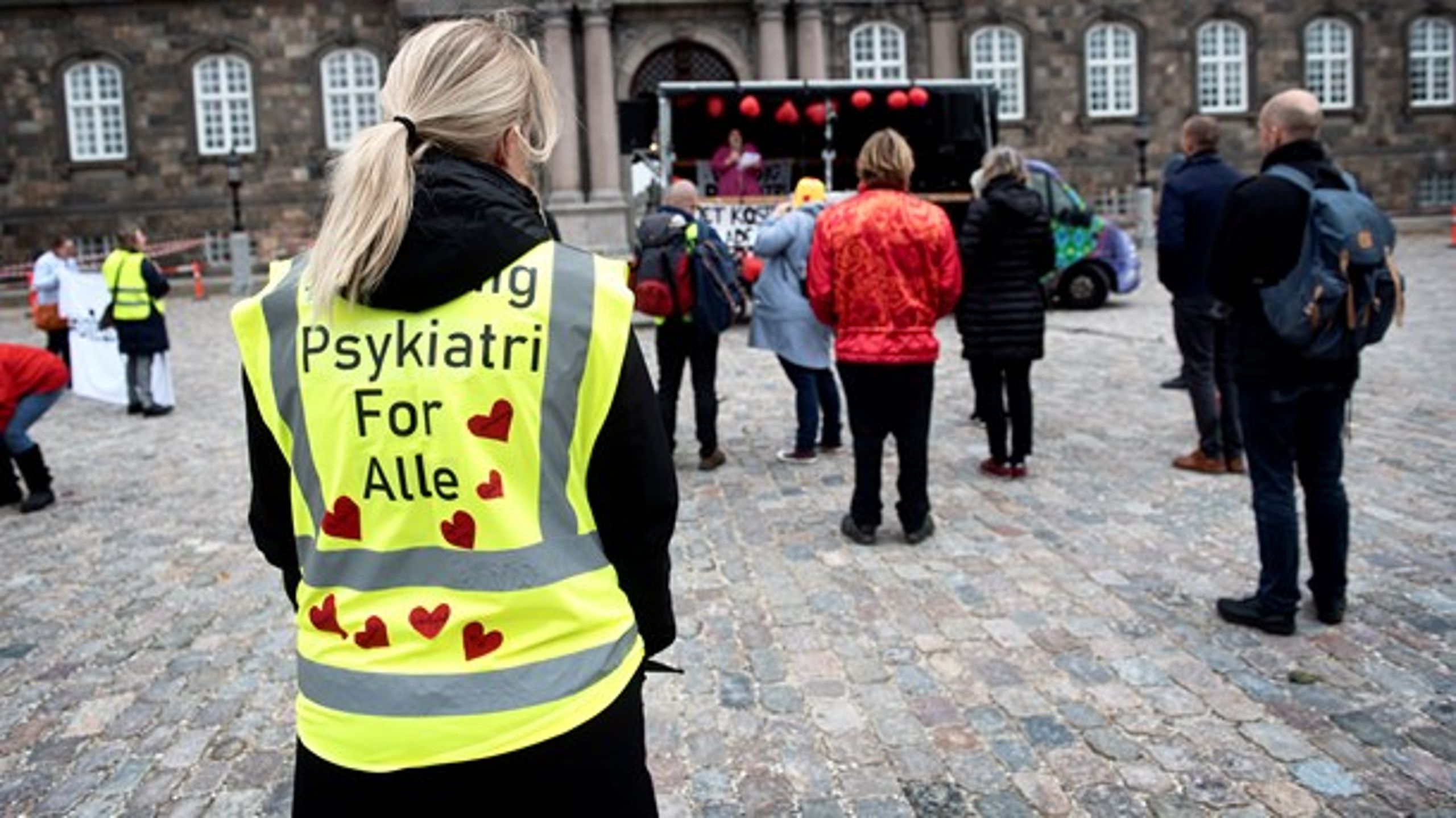 Politikerne på Christiansborg skal i arbejdet med tiårsplanen for psykiatrien få alle pointer og synsvinkler med – også de unges, skriver Pernille Schnoor og Sille Andrea Nørgaard.