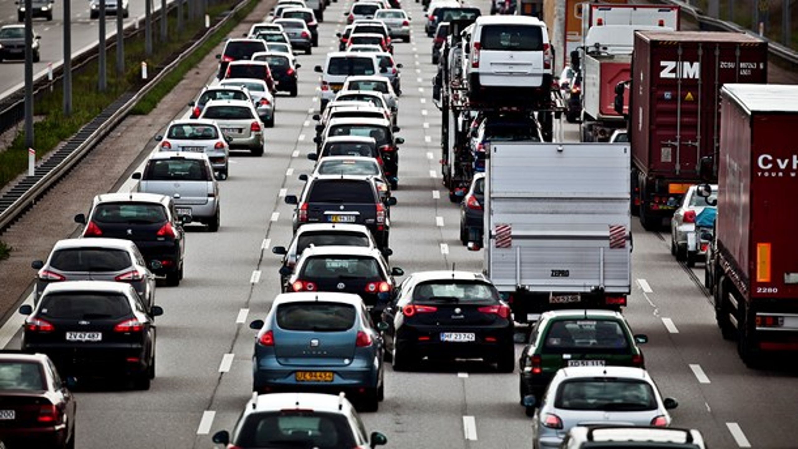 De danske trafikanter spilder hver eneste dag i gennemsnit 335.000 timer på at holde i kø, viser en ny rapport fra Vejdirektoratet.
