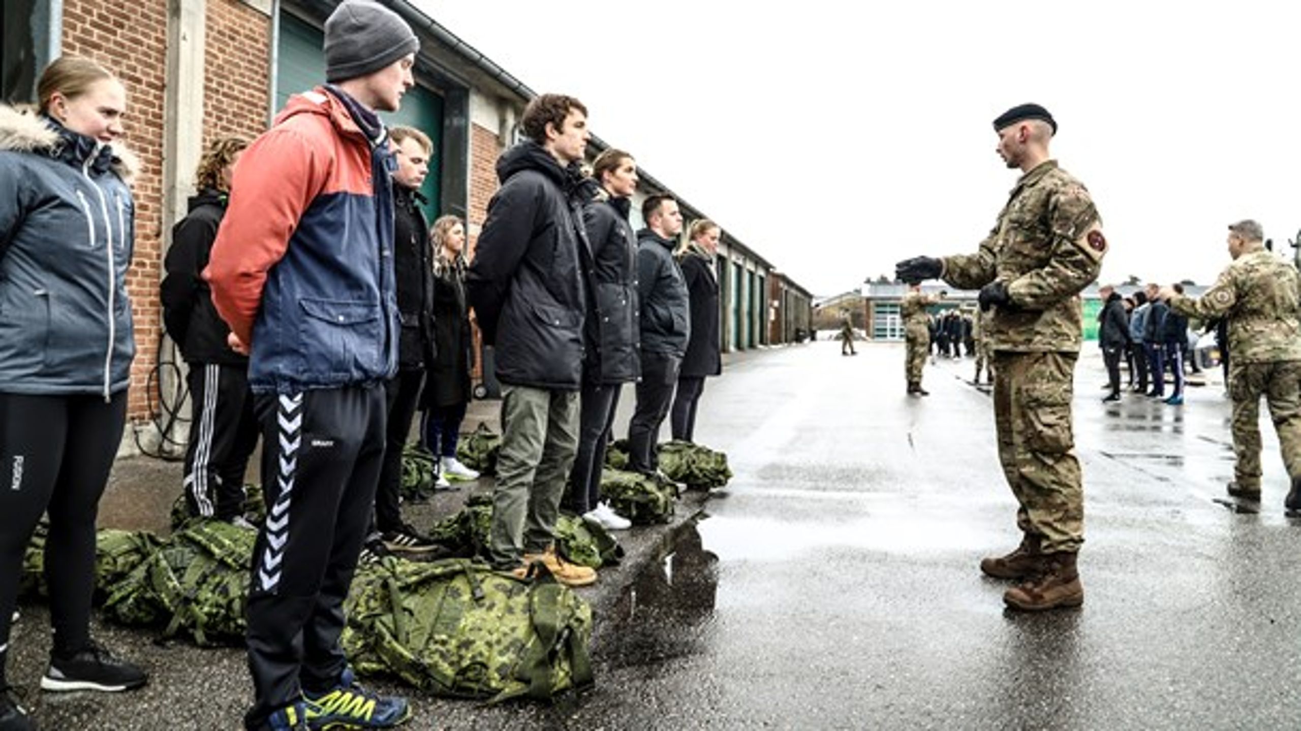 En gruppe unge mennesker på værnepligtens første dag hos Trænregimentet i Aalborg.
