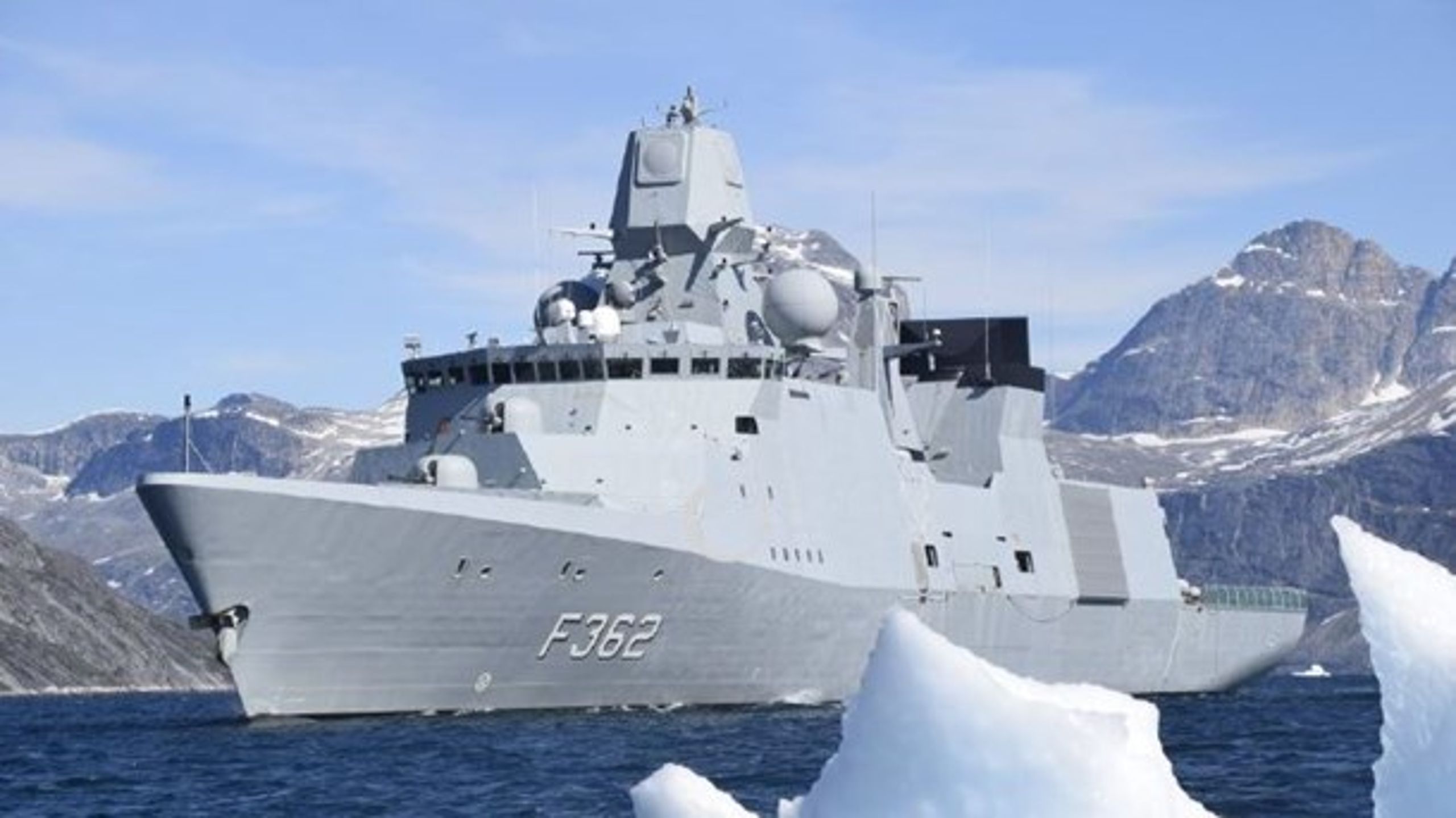 Fregatten Peter Willemoes på patrulje i Arktis i sommeren 2019.