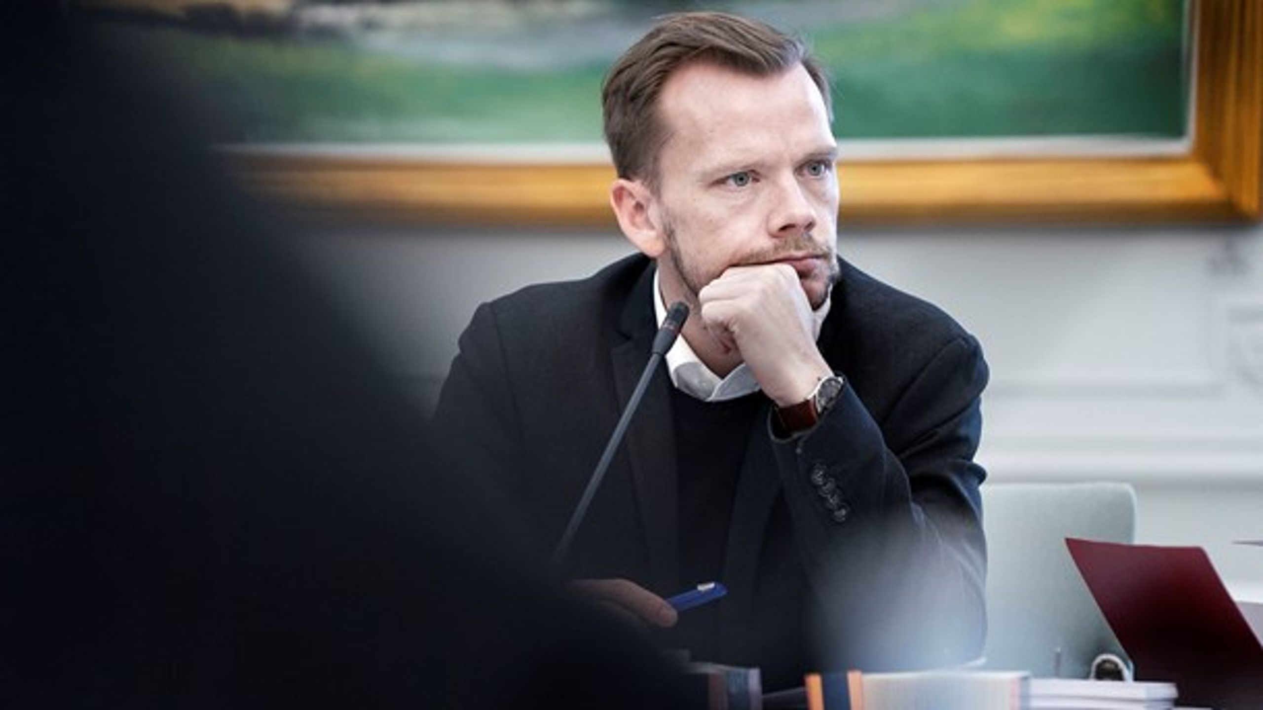 Beskæftigelsesminister Peter Hummelgaard vil afvente ydelseskommissionen, før han beslutter, om tilbagekøbskravet skal sløjfes.
