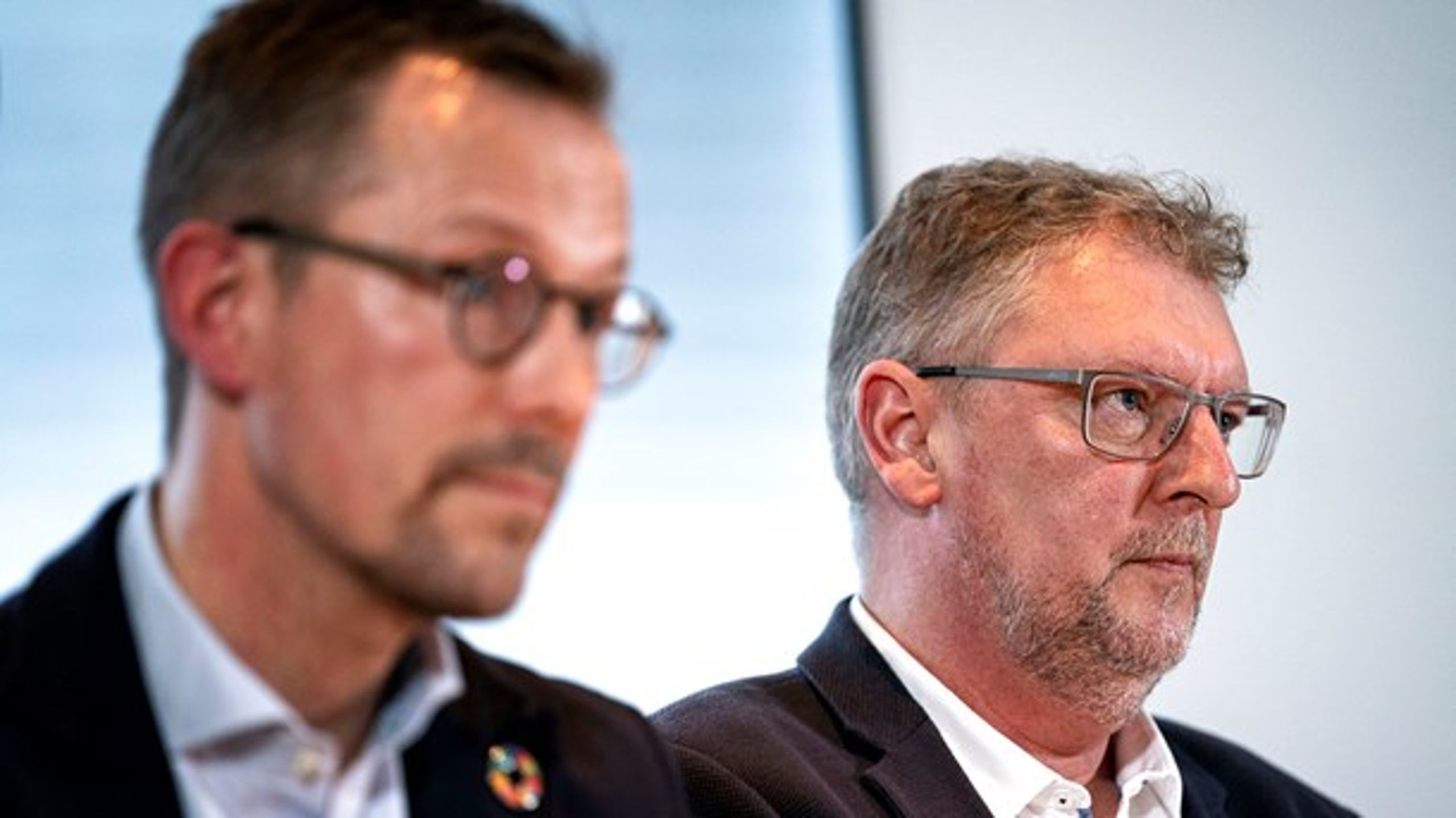 Efter næsten tre måneder ved forhandlingsbordet har direktør for Dansk Byggeri Lars Storr-Hansen (th.) og formand for Byggegruppen i 3F Claus von Elling kastet håndklædet i ringen.