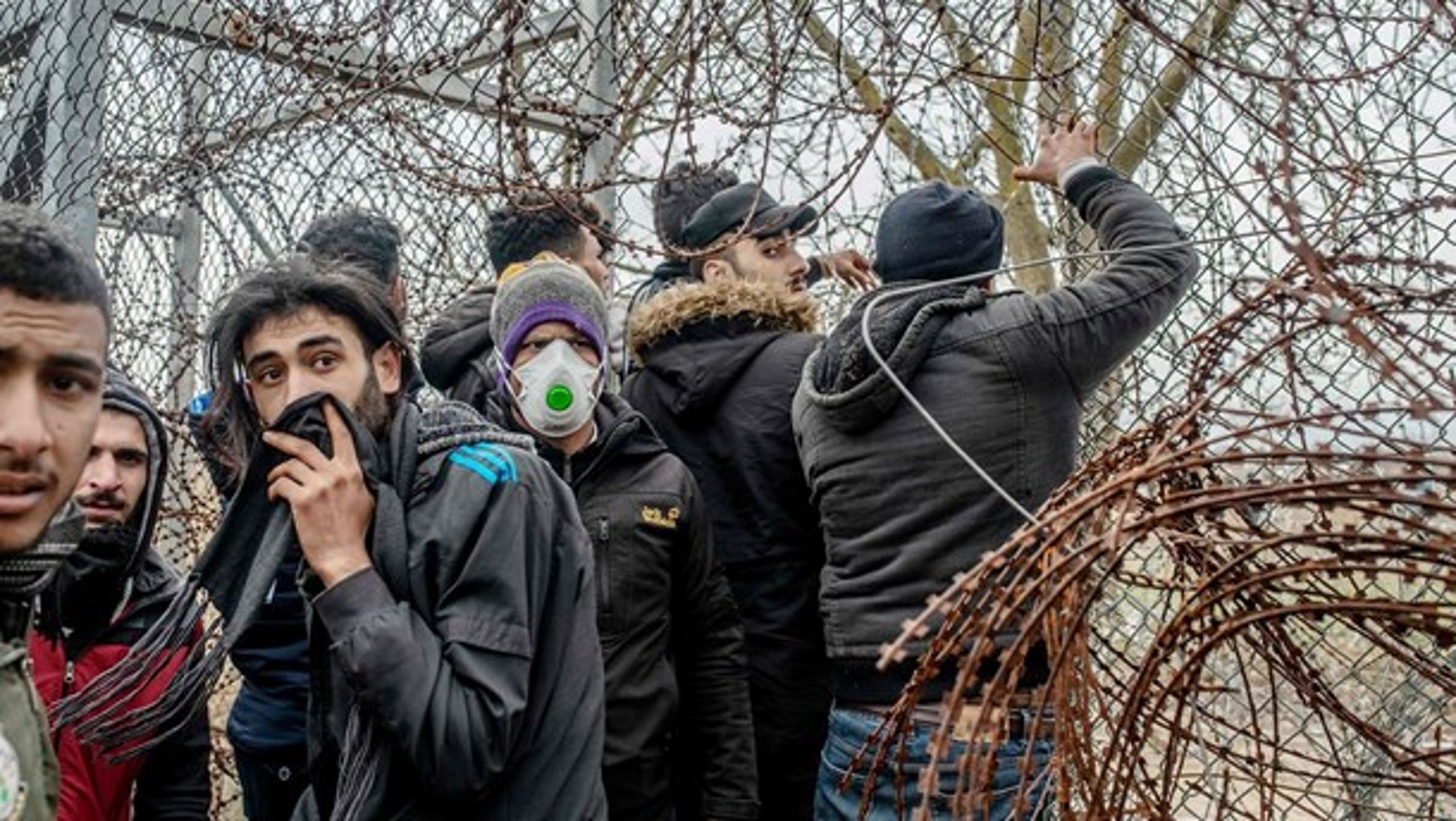 Græsk grænsepoliti brugte tåregas mod flygtninge og migranter, der forsøgte at slippe ind i EU fra Tyrkiet.