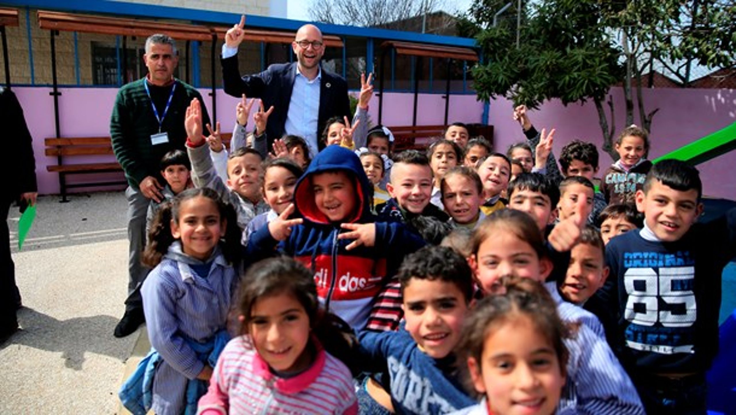 Udviklingsminister Rasmus Prehn (S) løftede under et besøg på en UNRWA-skole sløret for, at Danmark hæver&nbsp;sit årlige bidrag til flygtningeorganisationen med 35 millioner kroner.&nbsp;