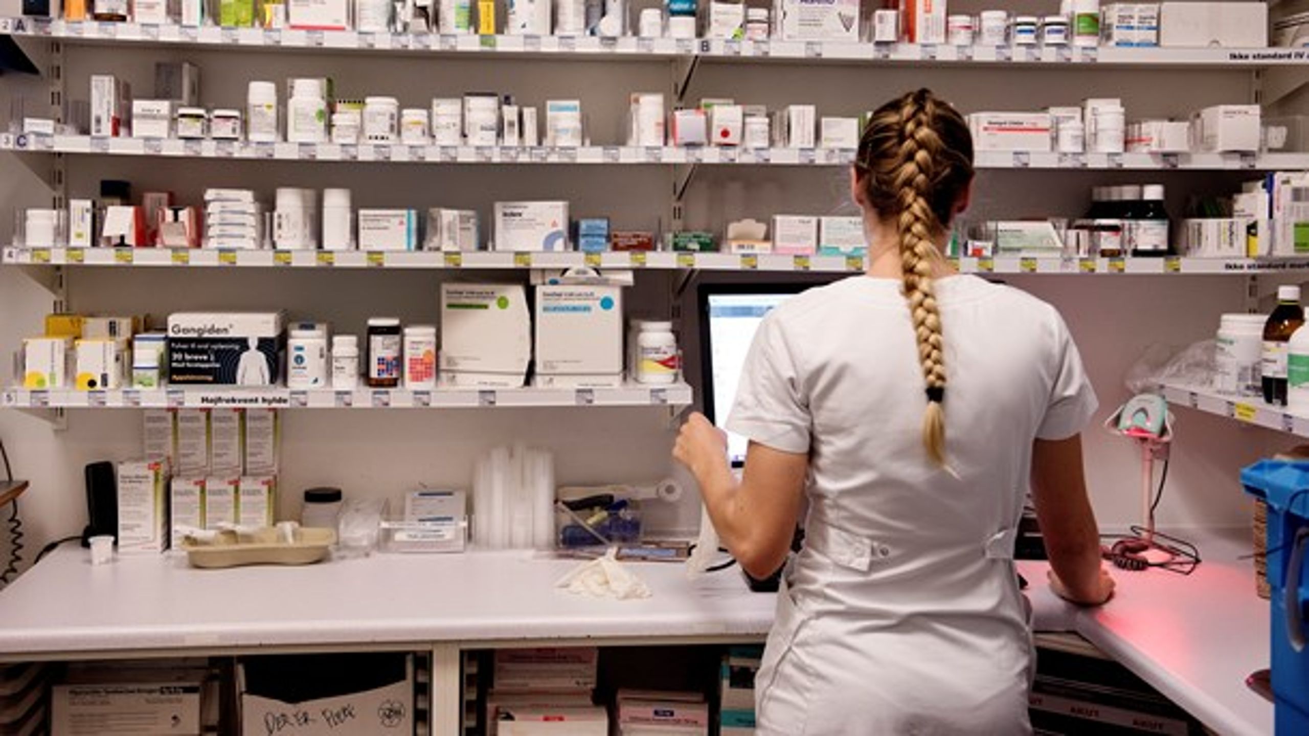 Hvor priserne på hospitalsmedicin er på himmelflugt, er priserne på receptpligtig medicin faldende, skriver sundhedsøkonom Lars Holger Ehlers.