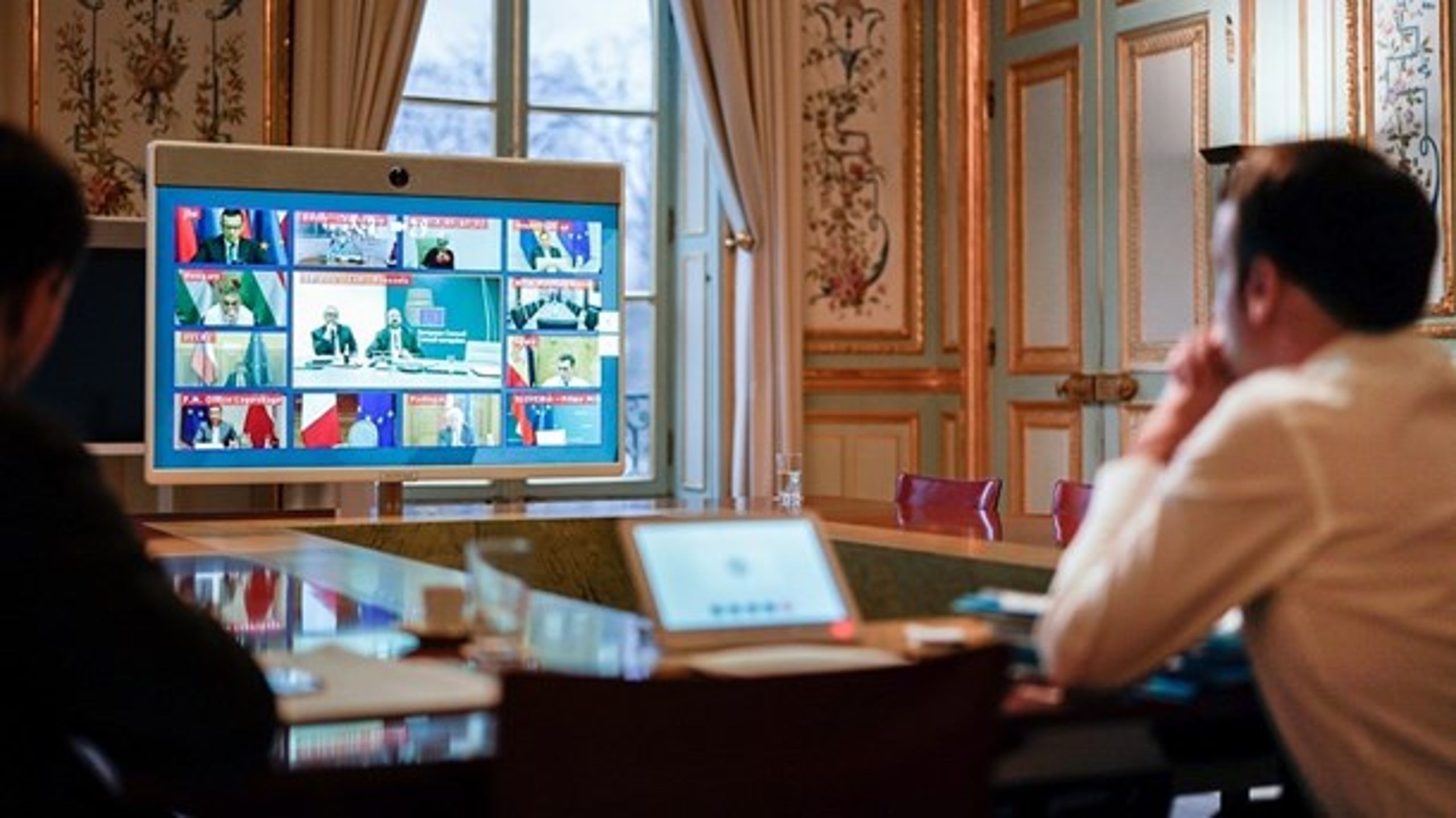 Kriser skaber nytænkning: Tirsdag holdt EU's ledere topmøde over videolink, her set fra præsident Macron i Paris. Statsminister Mette Frederiksen (S) ses nederst til venstre på skærmen.&nbsp;