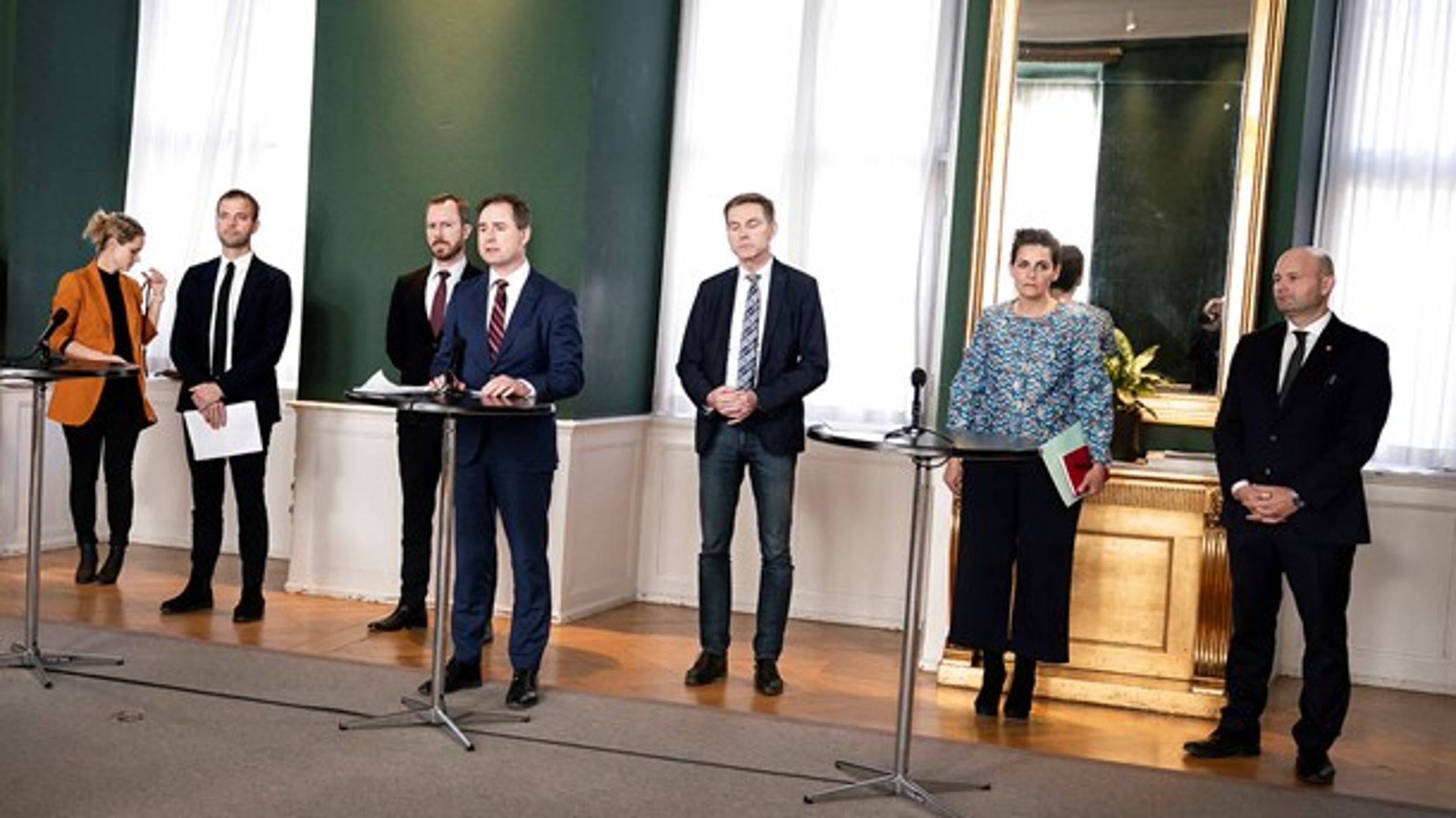 Finansminister Nicolai Wammen (S) præsenterer en ny krisepakke sammen med partilederne for alle Folketingets partier.