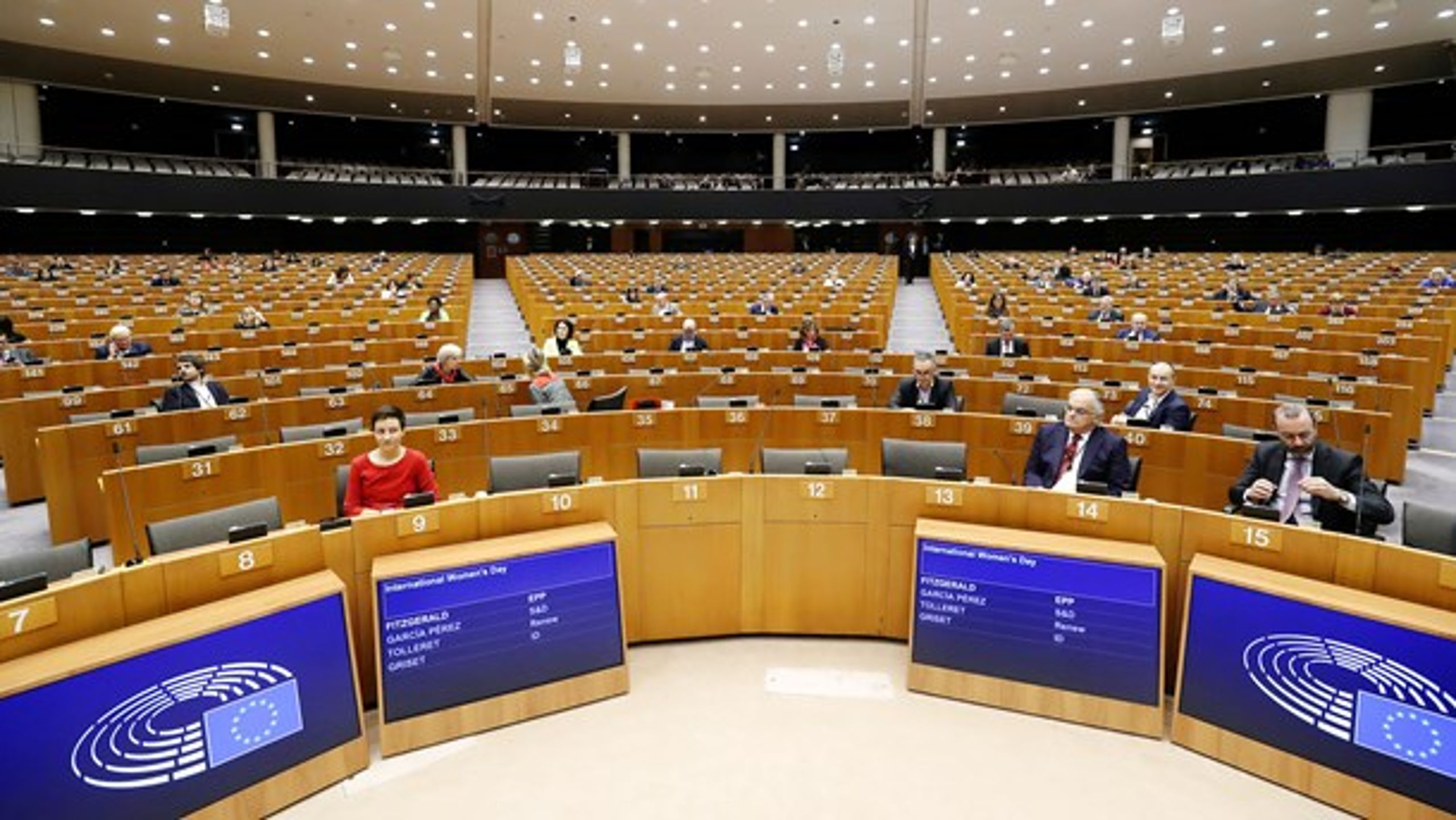 Der bliver fortsat tomt på stolerækkerne i Europa-Parlamentet. Men nu får de folkevalgte lov til at stemme hjemmefra.