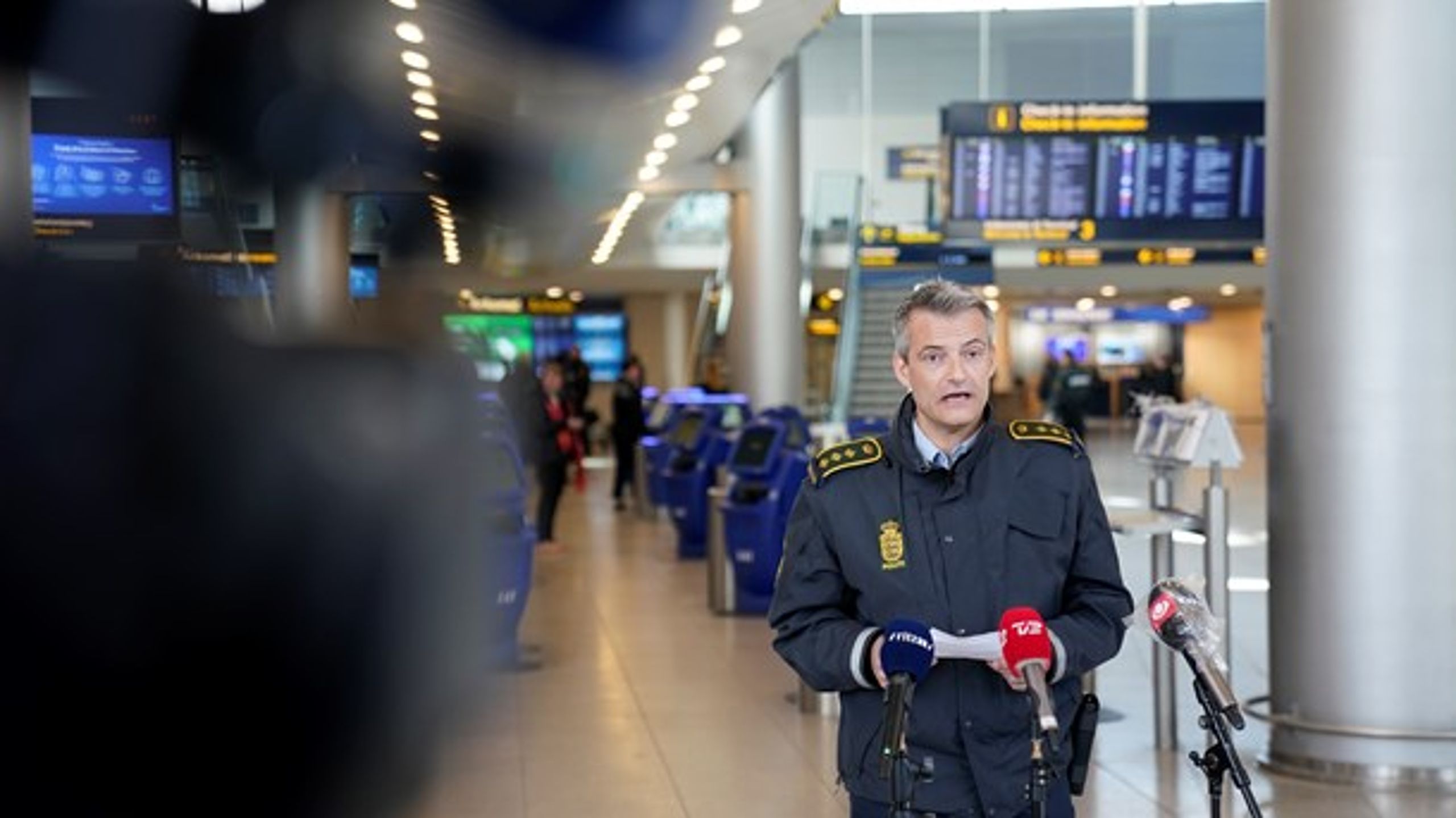Politiet har givet Københavns Lufthavn et påbud om at&nbsp;sikre bedre afstand i lufthavnen.