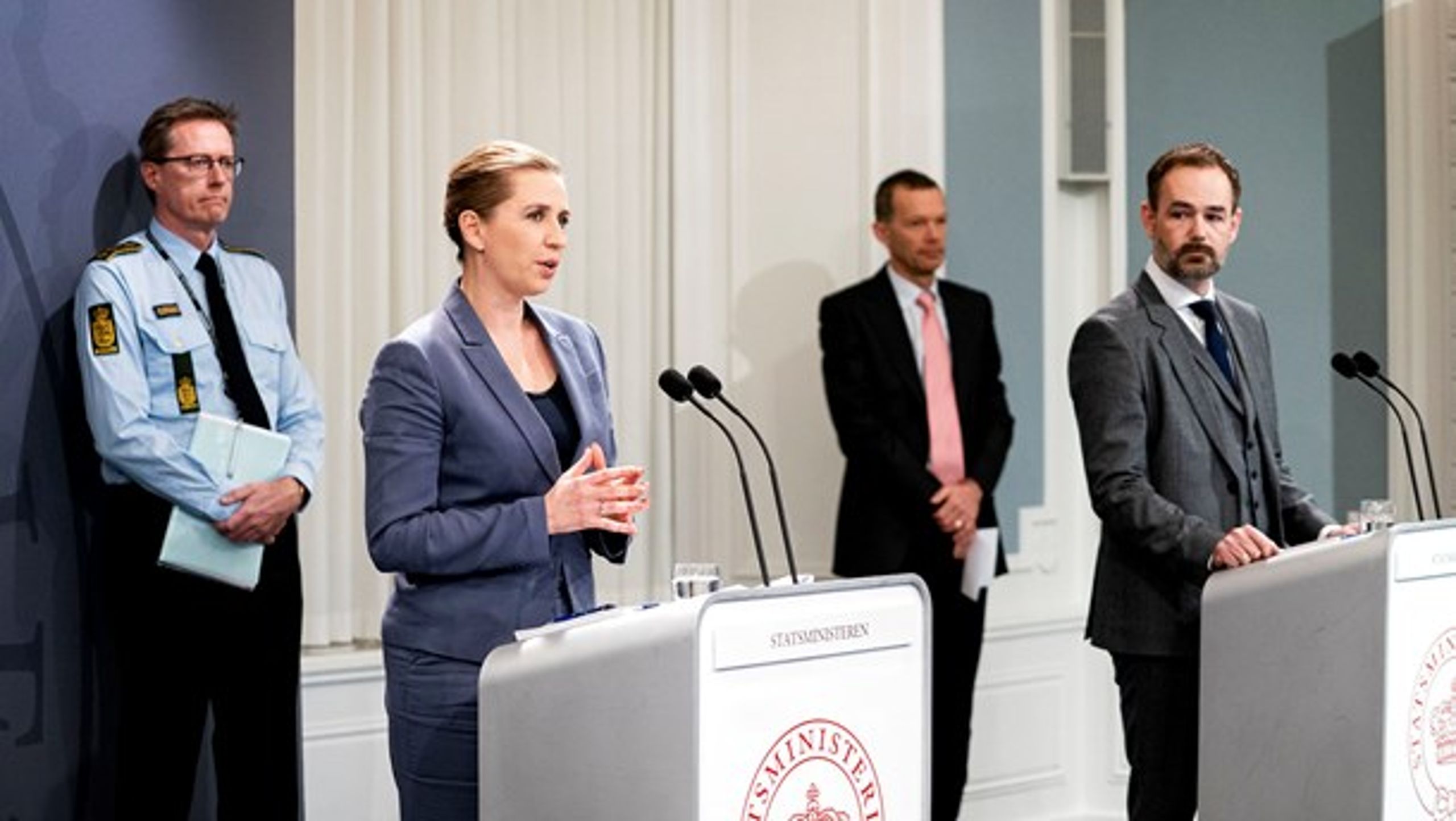 Statsminister Mette Frederiksen (S) talte på et pressemøde mandag om covid-19's betydning for det danske velfærdssamfund sammen med KL-formand Jacob Bundsgaard (S).