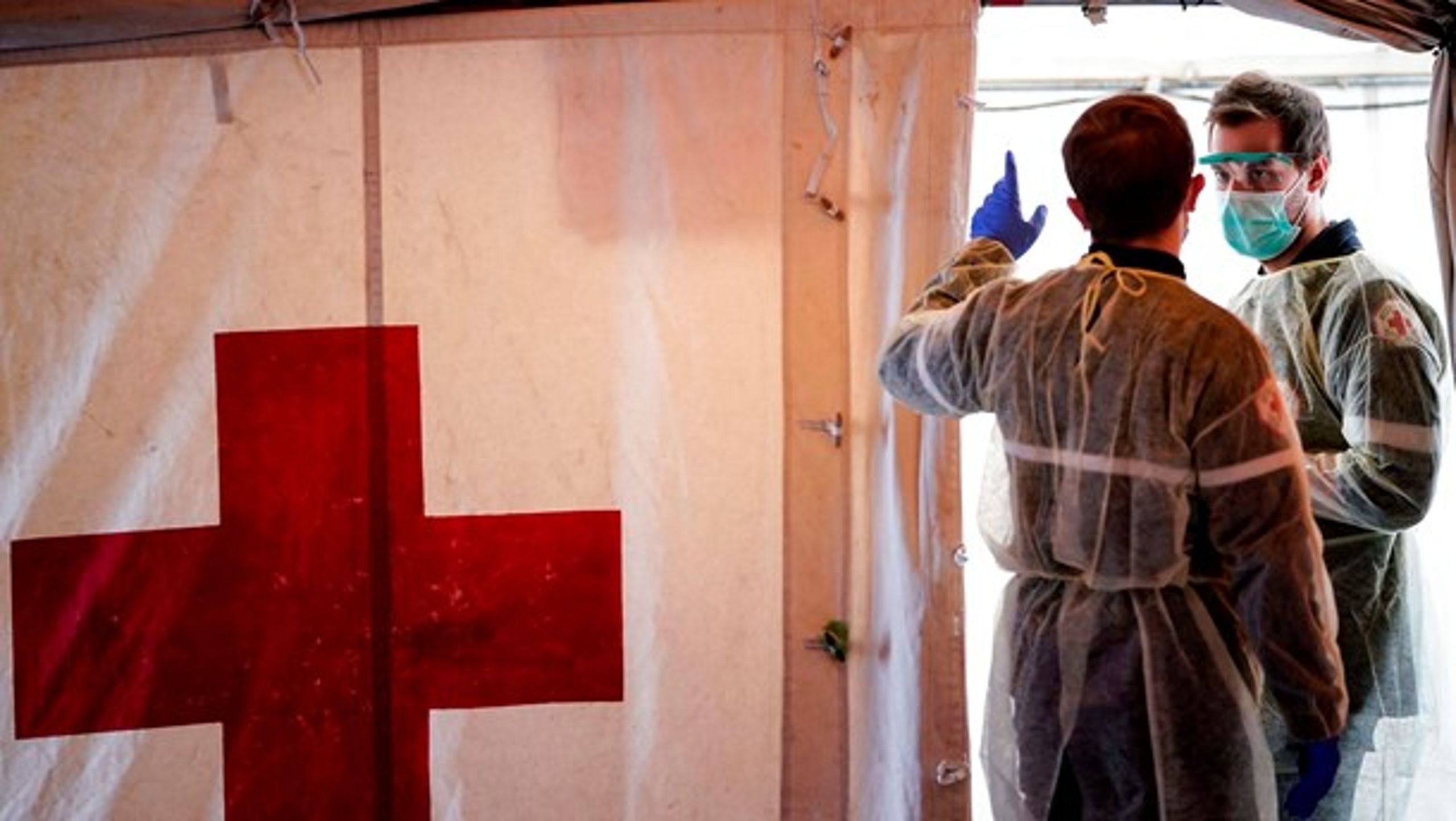 Belgisk Røde Kors gør klar til at modtage patienter med coronavirus i et telt foran Erasmus-hospitalet i Bruxelles.