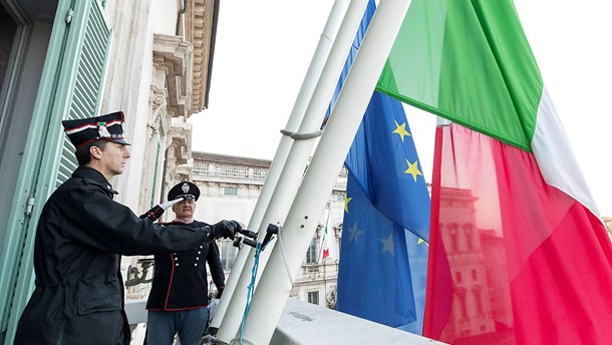 EU-flaget og det italienske flag på halvt i Rom som et tegn på sorgen over corona-ofrene.