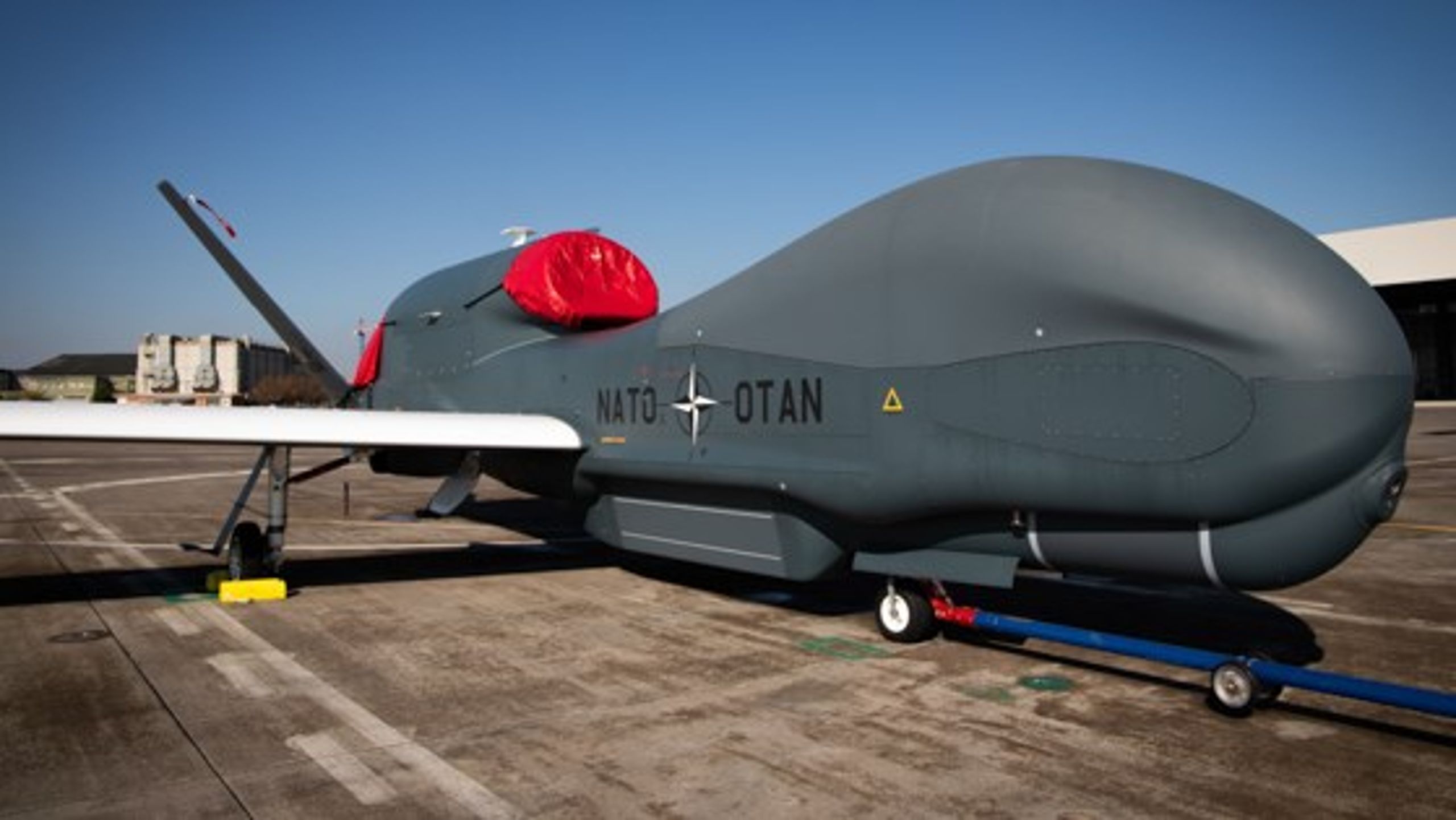 En af de fem Global Hawk-droner på Sigonella-basen.