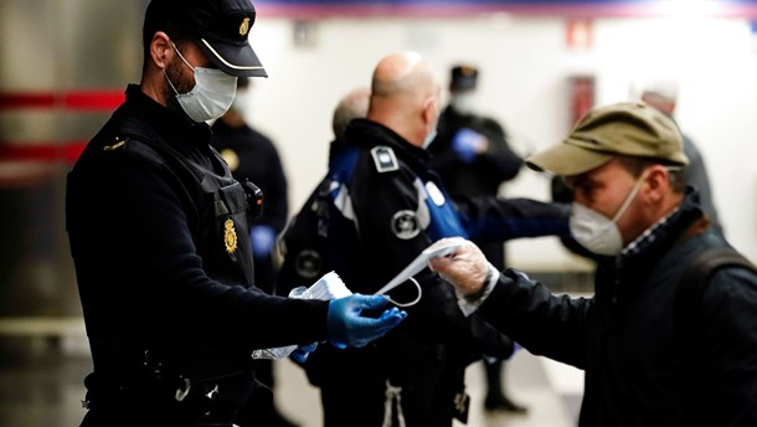 Spansk politi uddeler masker i metroen i Madrid. Tilgængeligheden af beskyttelsesudstyr er en af de ting, som er på programmet i EU i denne uge.