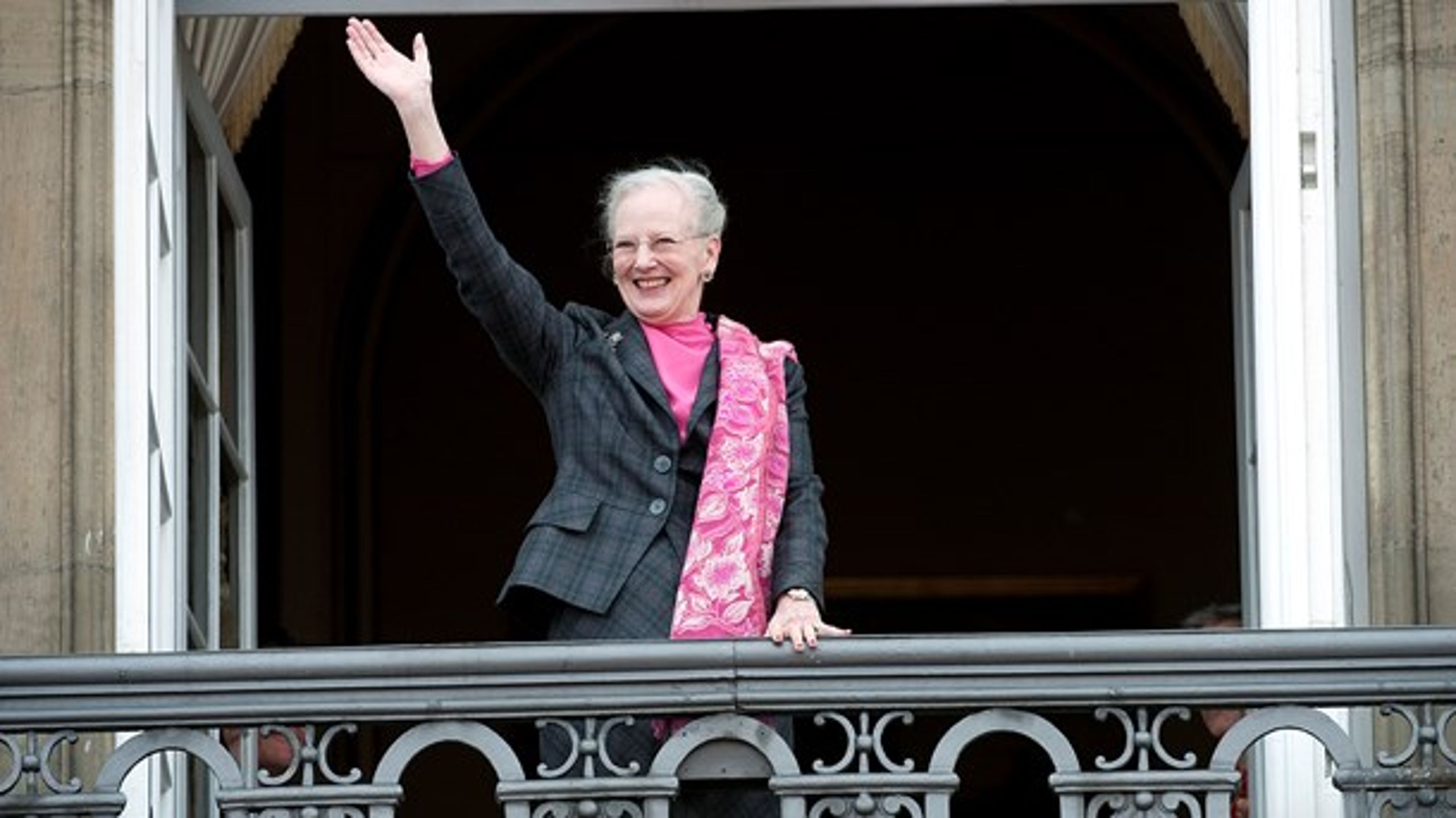 Dronning Margrethe
på Amalienborgs balkon, da hun tilbage i 2009 fejrede sin 69-års fødselsdag. Hun blev fejret af sin nærmeste familie og af de tilskuere, som mødte frem på
slotspladsen.